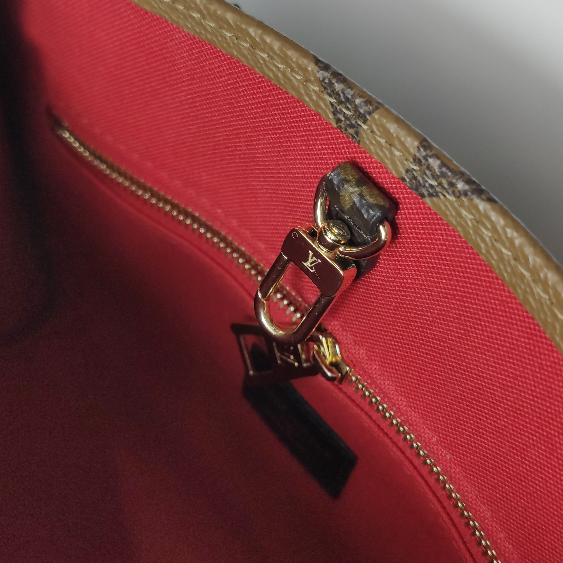 Louis Vuitton(LV) OnTheGo Tote Reverse Monogram Giant PM — photo 9 of 13