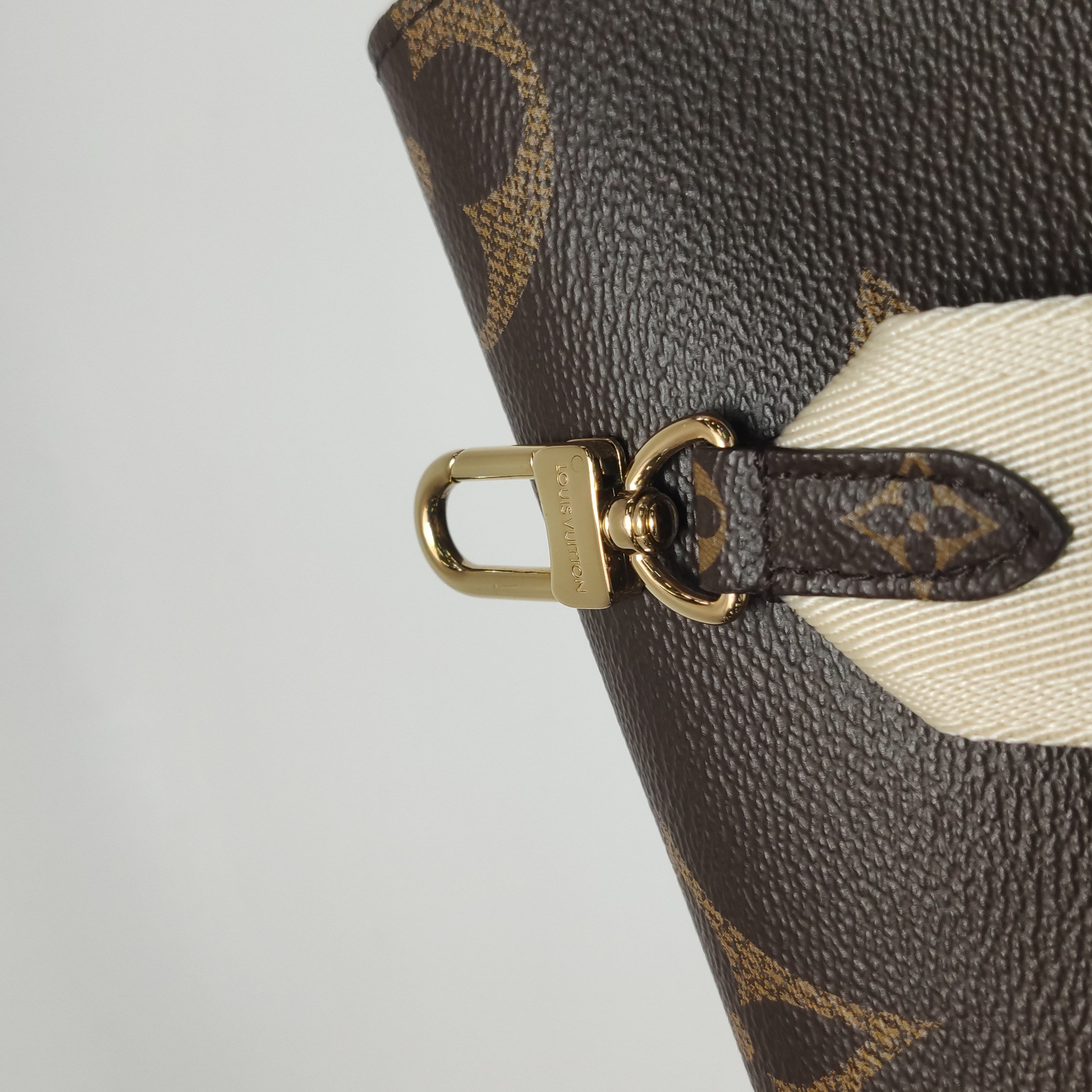 Louis Vuitton(LV) OnTheGo Tote Reverse Monogram Giant PM — photo 11 of 13