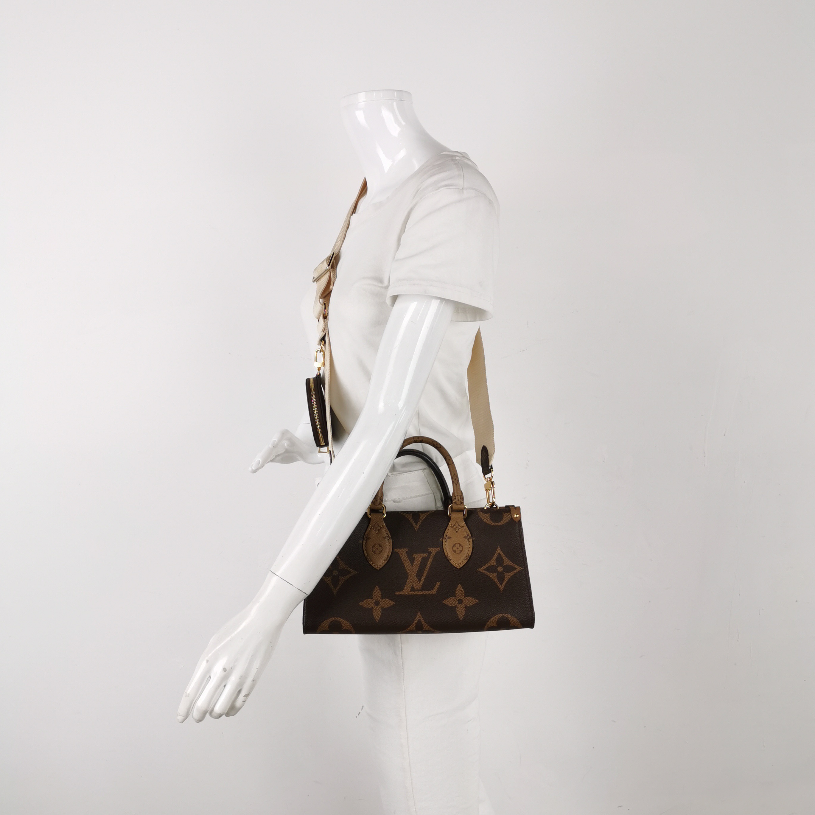 Louis Vuitton(LV) OnTheGo Tote Reverse Monogram Giant East West — alternate view