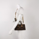 Louis Vuitton(LV) OnTheGo Tote Reverse Monogram Giant East West — thumbnail 2