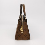 Louis Vuitton(LV) OnTheGo Tote Reverse Monogram Giant East West — thumbnail 5