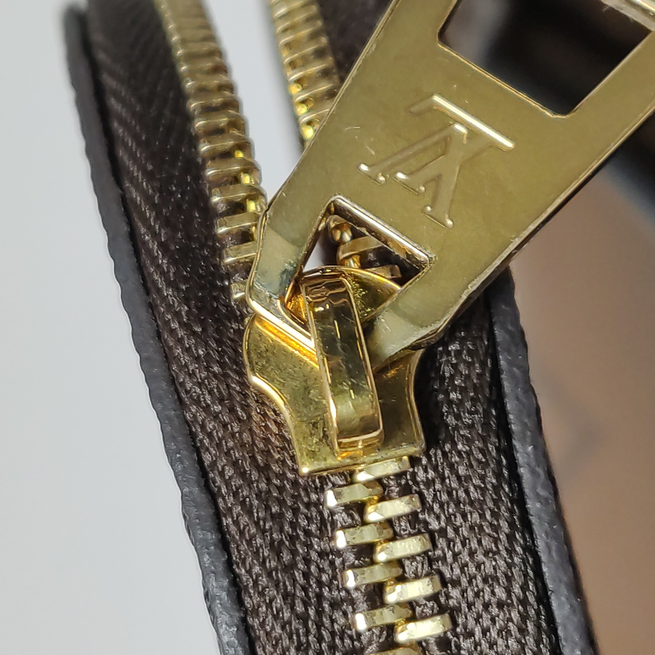 Louis Vuitton(LV) OnTheGo Tote Reverse Monogram Giant East West — photo 9 of 13