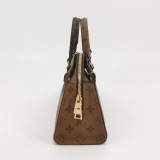 Louis Vuitton(LV) OnTheGo Tote Reverse Monogram Giant East West — thumbnail 4
