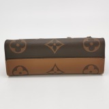 Louis Vuitton(LV) OnTheGo Tote Reverse Monogram Giant East West — thumbnail 6