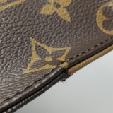 Louis Vuitton(LV) OnTheGo Tote Reverse Monogram Giant East West — thumbnail 14