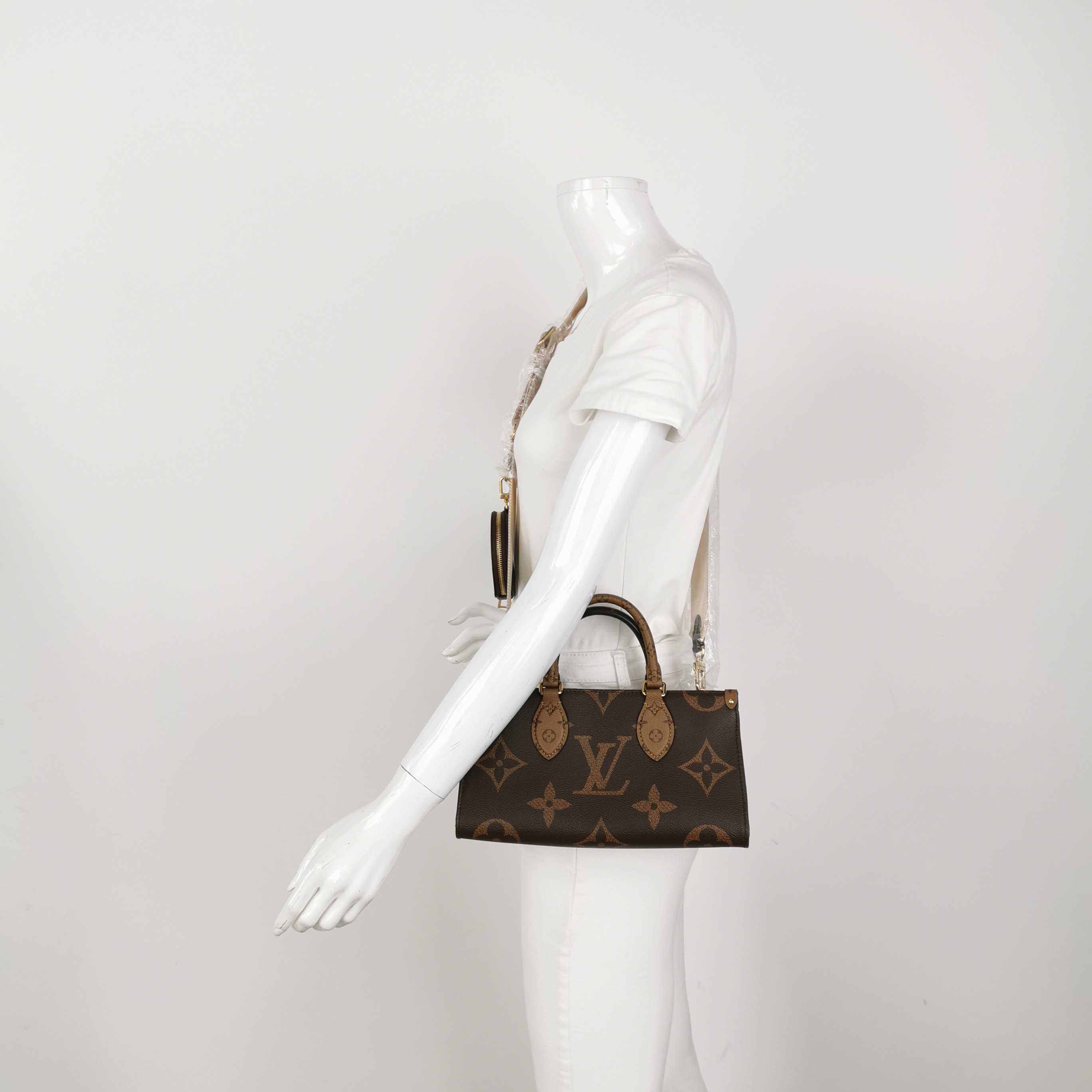 Louis Vuitton(LV) OnTheGo Tote Reverse Monogram Giant East West — alternate view