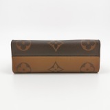 Louis Vuitton(LV) OnTheGo Tote Reverse Monogram Giant East West — thumbnail 6