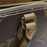 Louis Vuitton(LV) OnTheGo Tote Reverse Monogram Giant East West — thumbnail 9