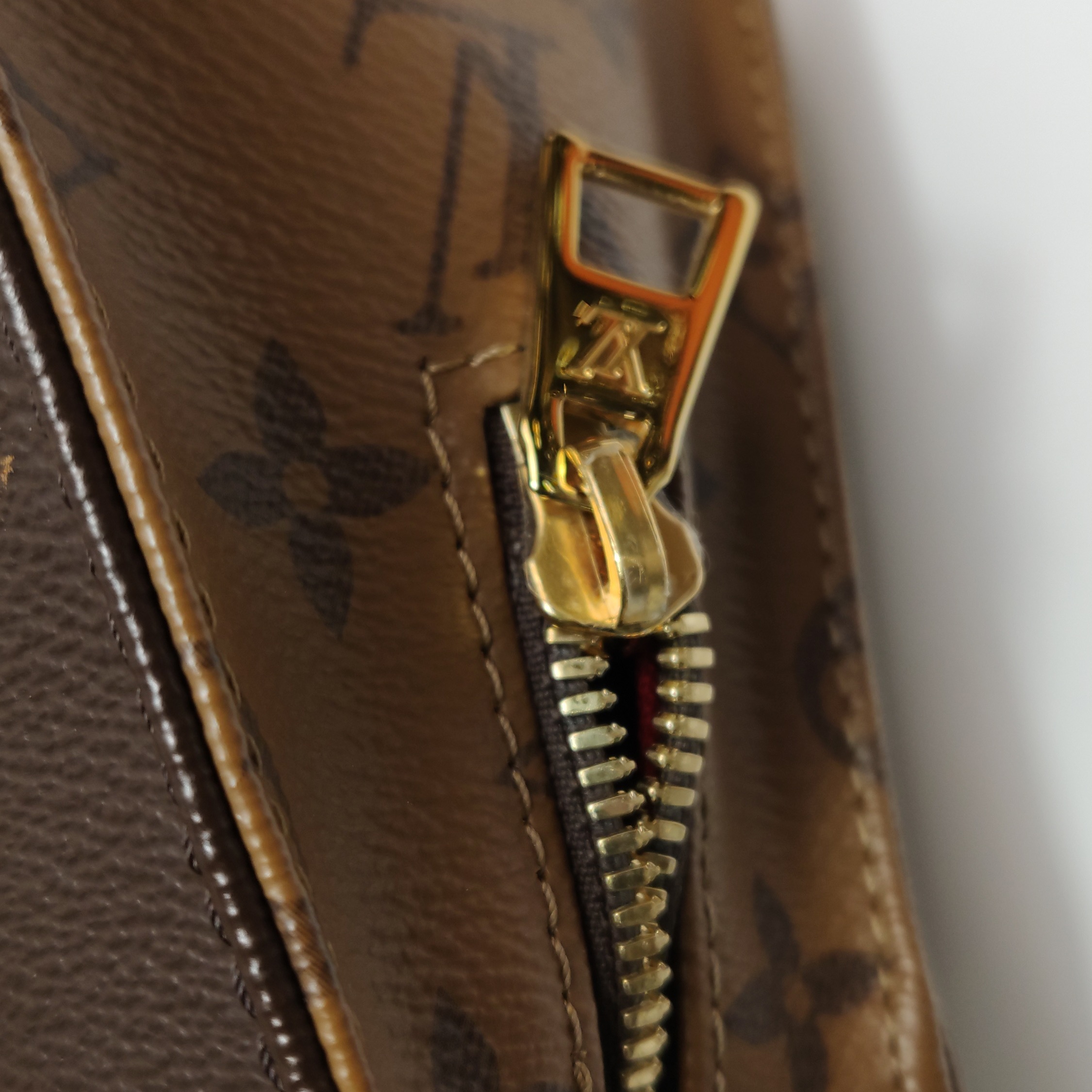 Louis Vuitton(LV) OnTheGo Tote Reverse Monogram Giant East West — photo 10 of 14