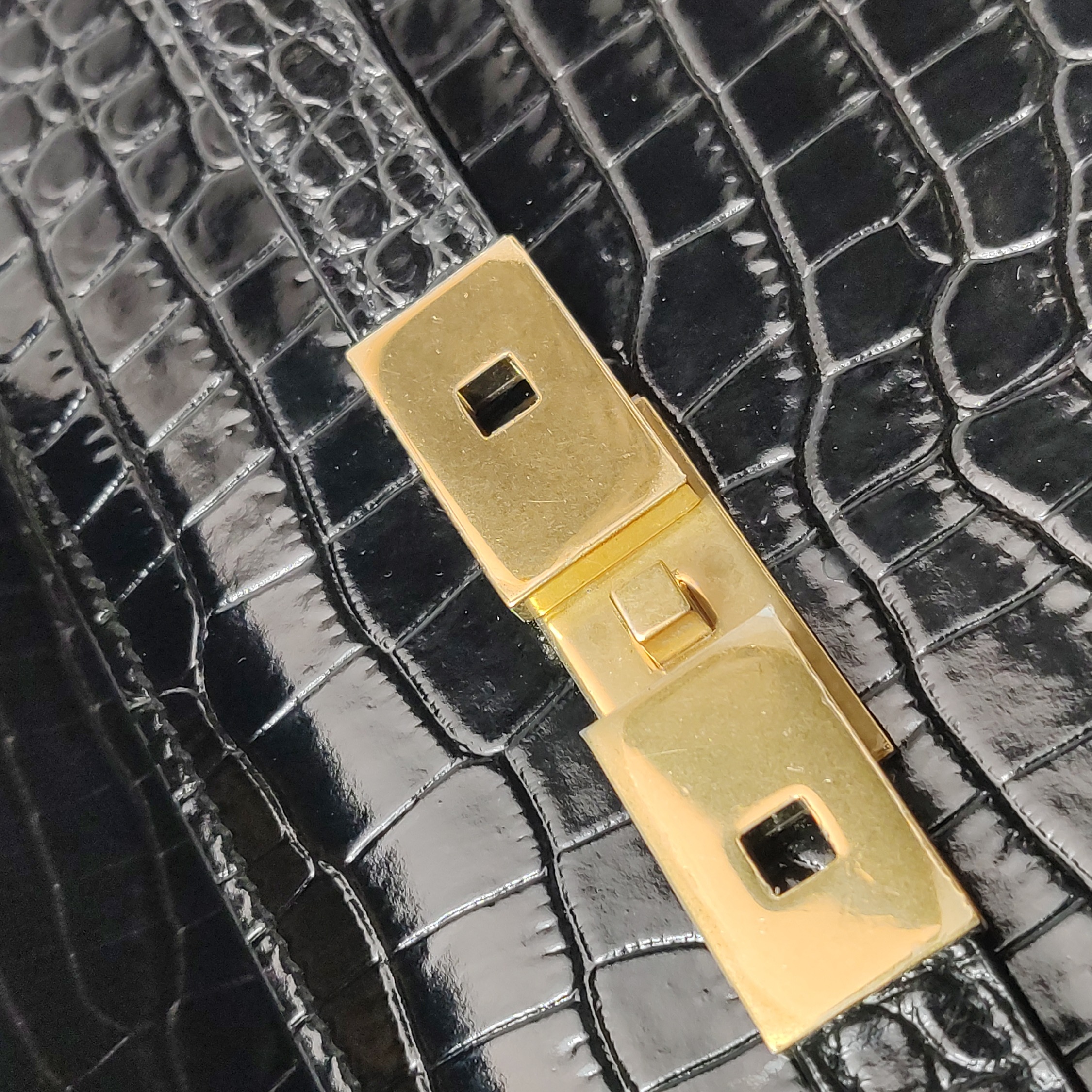 Saint Laurent Manhattan Shoulder Bag Leather Small — photo 11 of 15