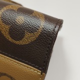 Louis Vuitton(LV) OnTheGo Tote Reverse Monogram Giant East West — thumbnail 14