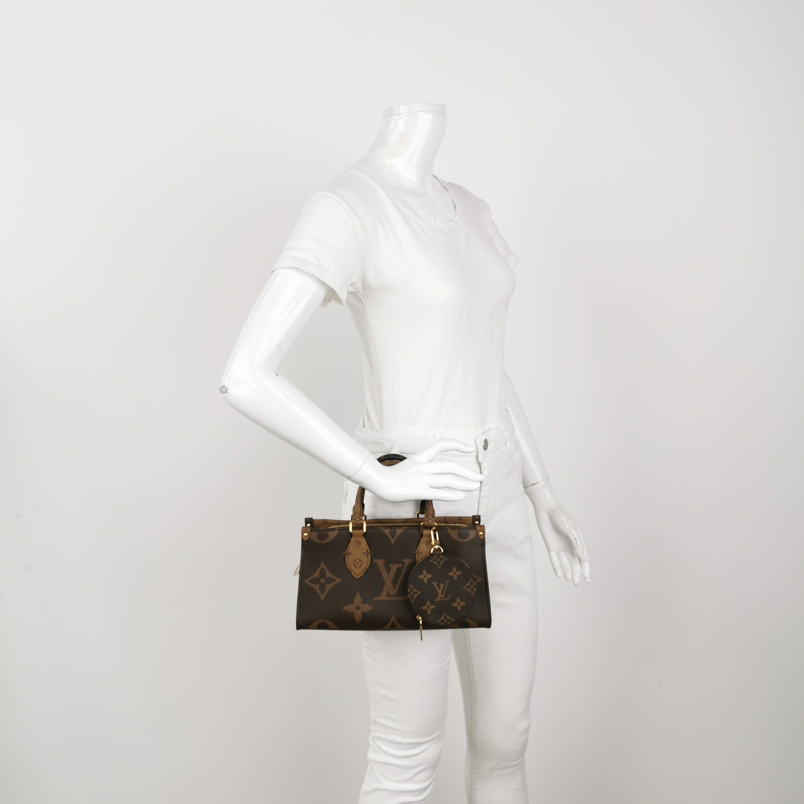 Louis Vuitton(LV) OnTheGo Tote Reverse Monogram Giant East West — alternate view