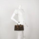 Louis Vuitton(LV) OnTheGo Tote Reverse Monogram Giant East West — thumbnail 2