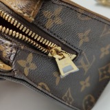 Louis Vuitton(LV) OnTheGo Tote Reverse Monogram Giant East West — thumbnail 10