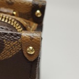 Louis Vuitton(LV) OnTheGo Tote Reverse Monogram Giant East West — thumbnail 9
