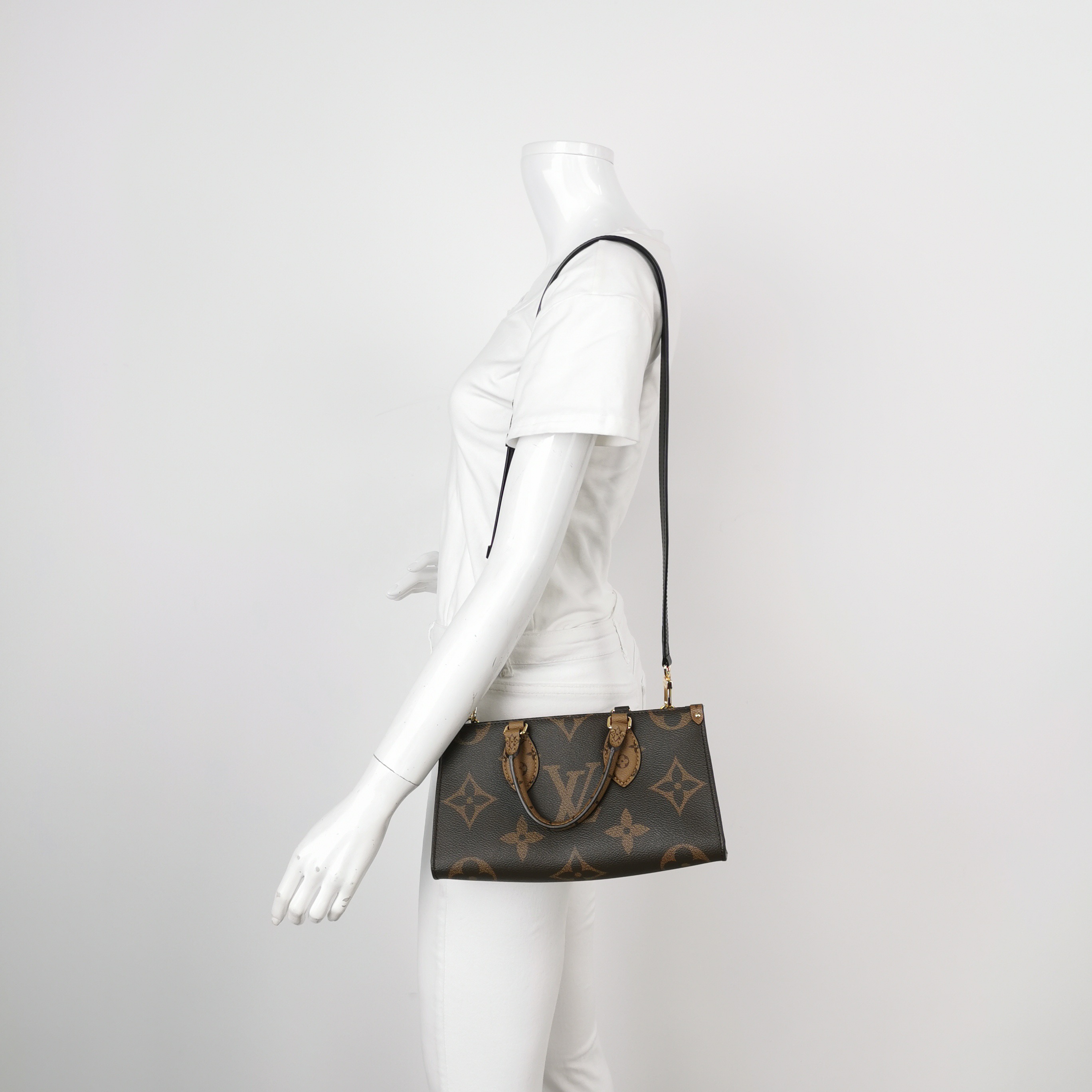 Louis Vuitton(LV) OnTheGo Chain Tote Reverse Monogram Giant East West — alternate view
