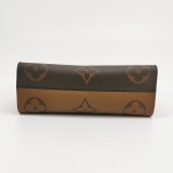 Louis Vuitton(LV) OnTheGo Chain Tote Reverse Monogram Giant East West — thumbnail 6