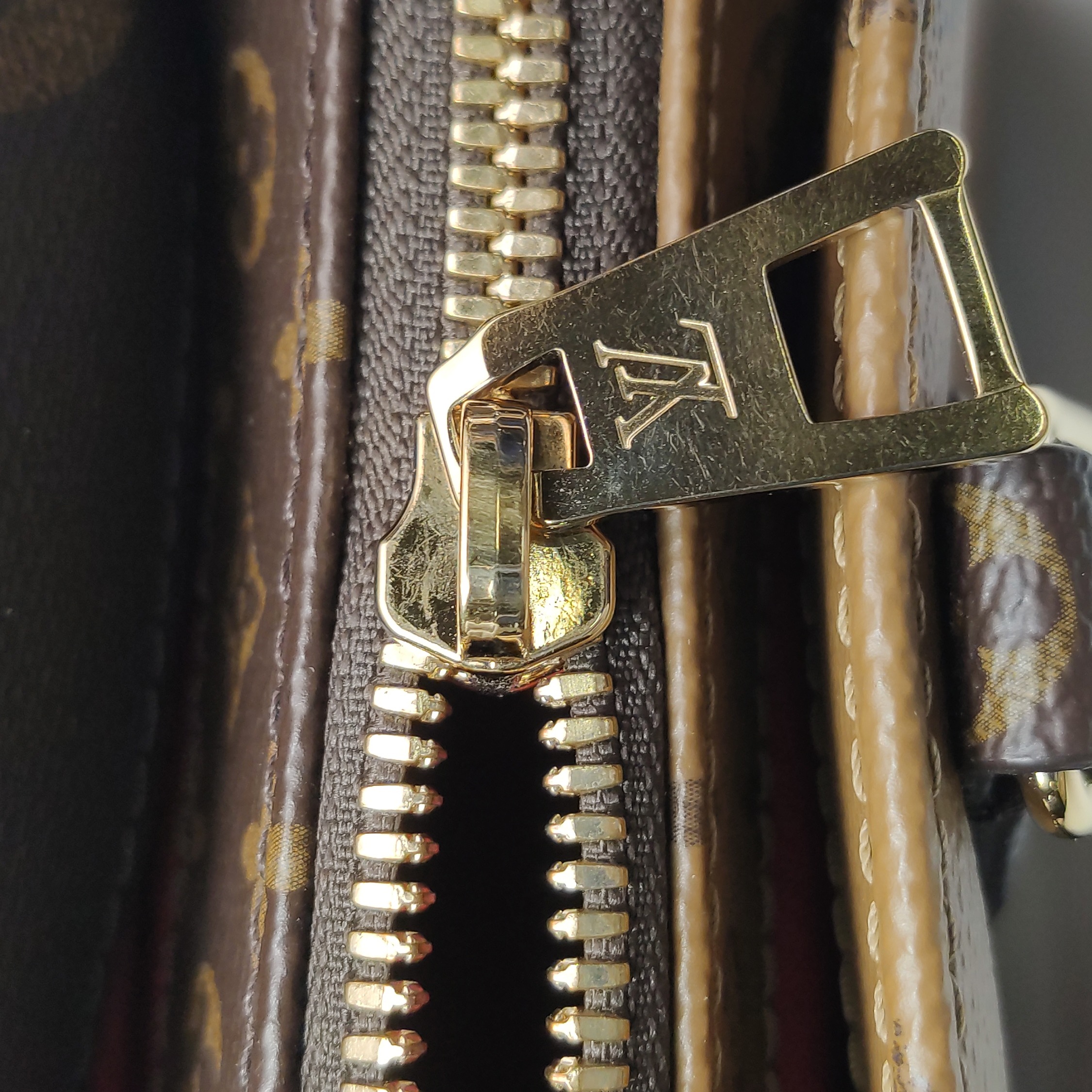 Louis Vuitton(LV) OnTheGo Chain Tote Reverse Monogram Giant East West — photo 10 of 15