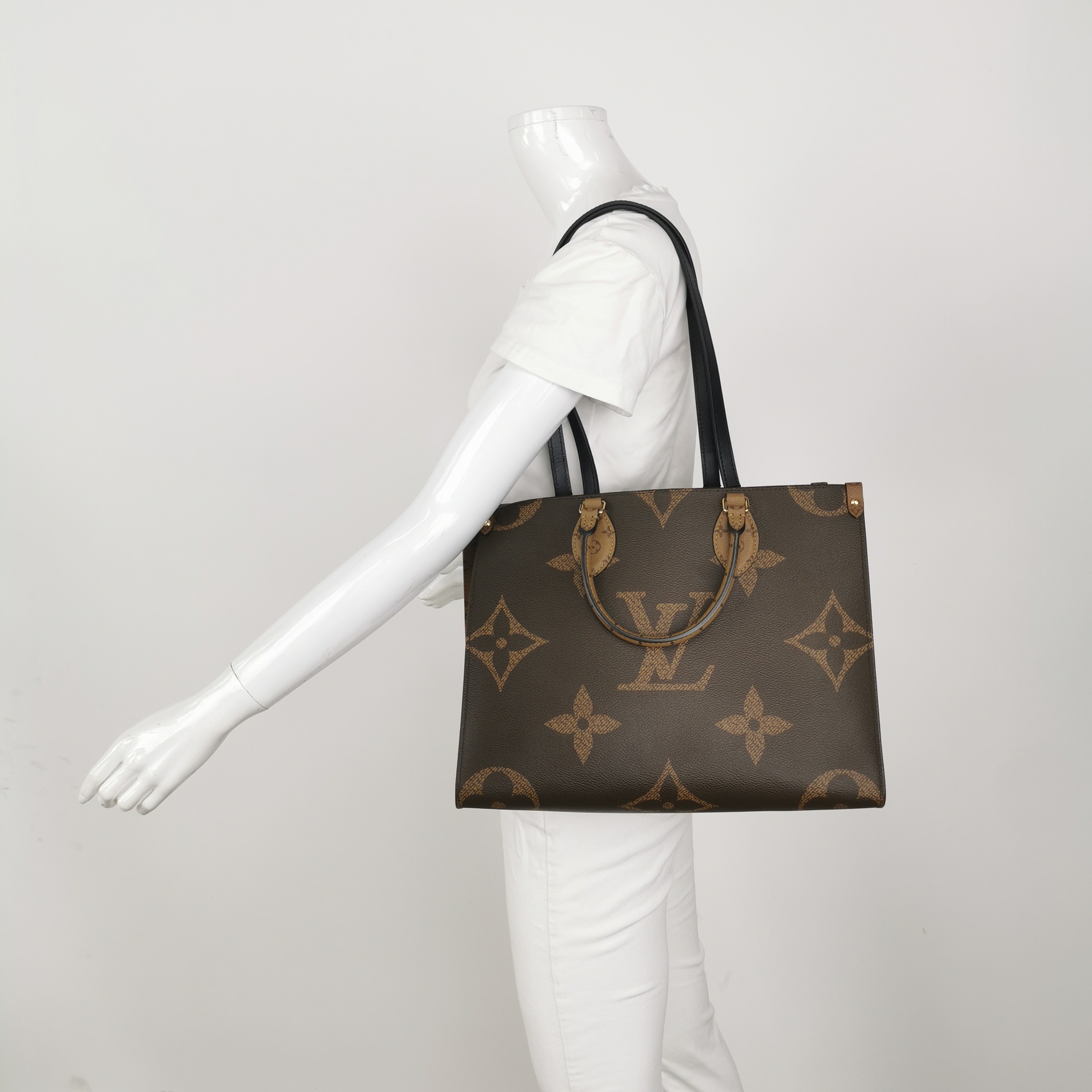 Louis Vuitton(LV) OnTheGo Tote Reverse Monogram Giant MM — alternate view