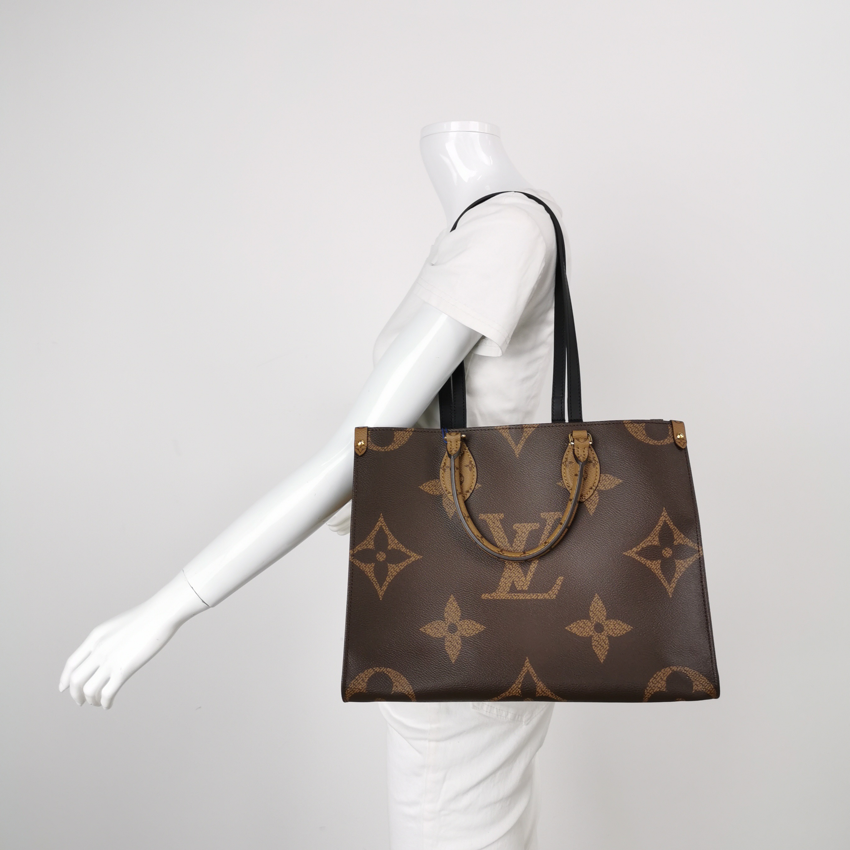 Louis Vuitton(LV) OnTheGo Tote Reverse Monogram Giant MM — alternate view
