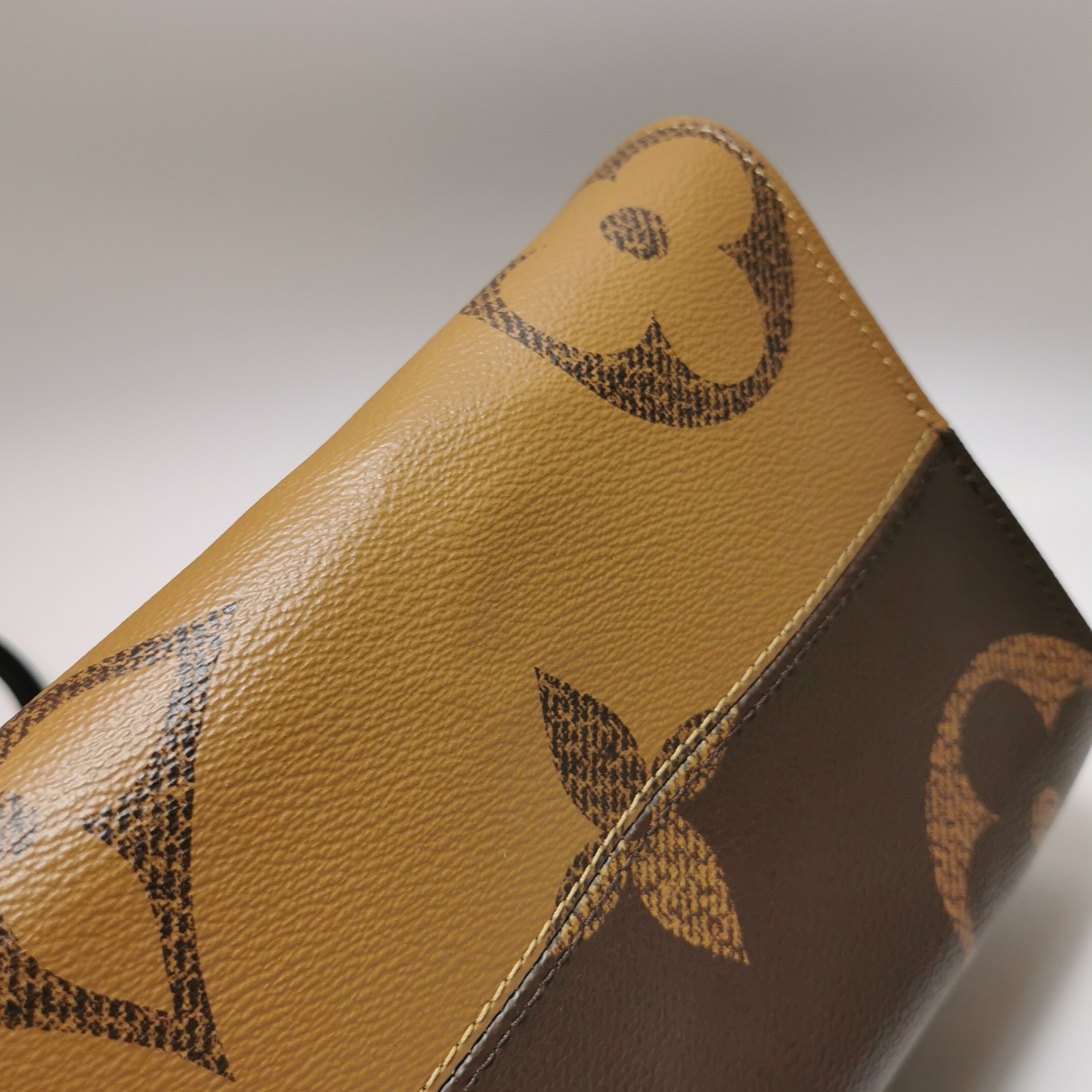 Louis Vuitton(LV) OnTheGo Tote Reverse Monogram Giant MM — photo 12 of 15