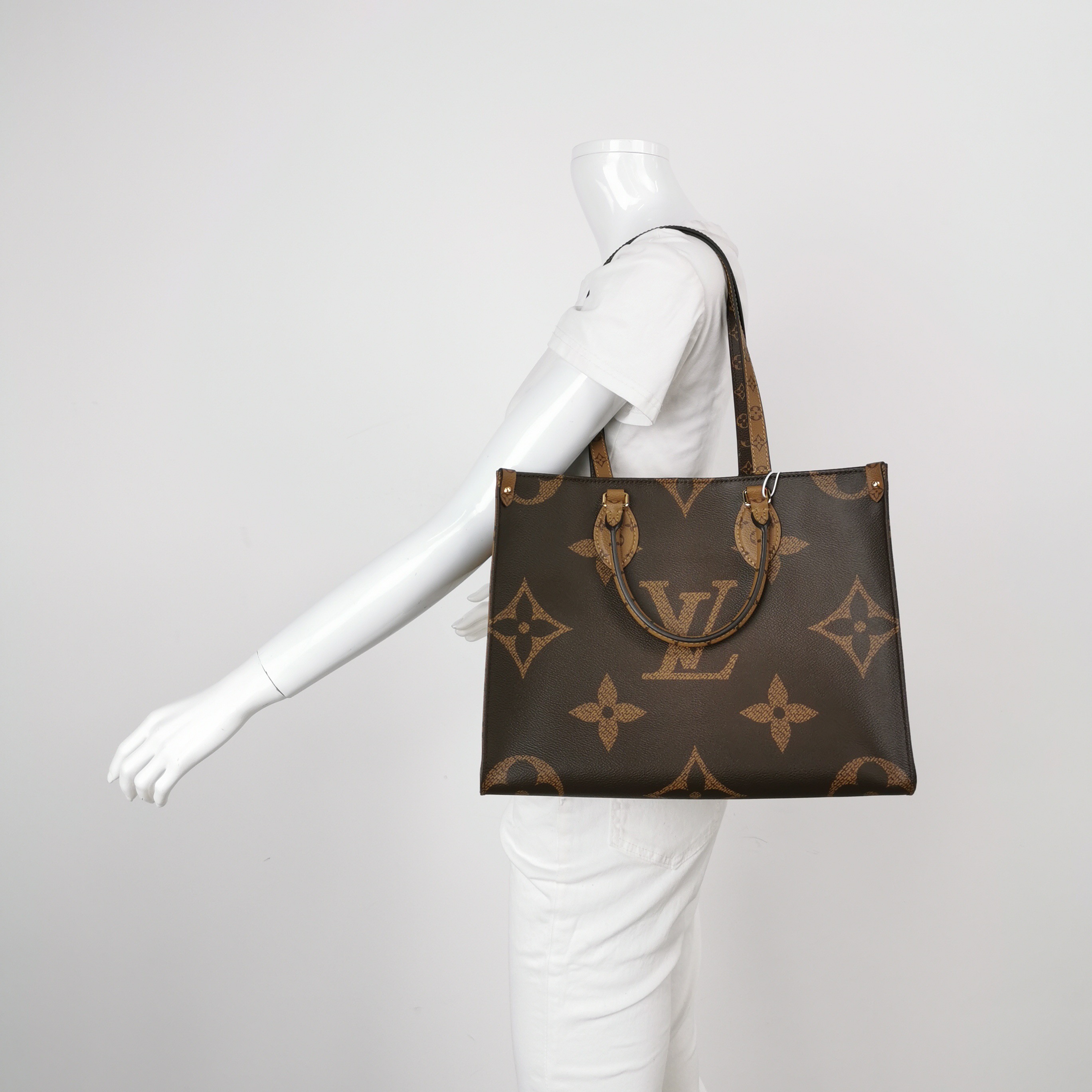 Louis Vuitton(LV) OnTheGo Tote Reverse Monogram Giant MM — alternate view