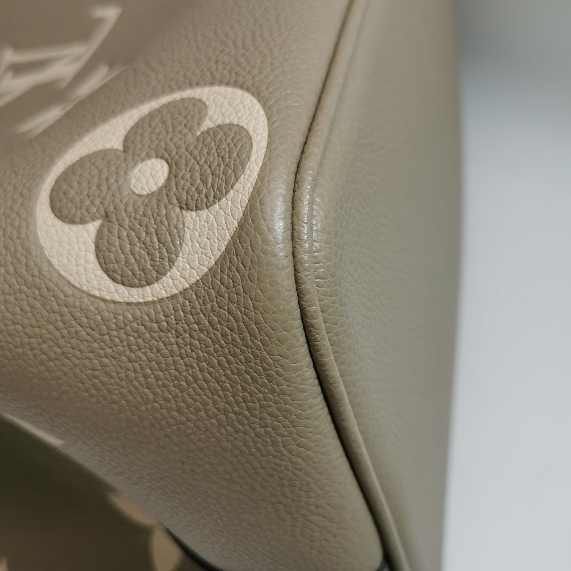 Louis Vuitton(LV) NeoNoe Handbag Bicolor Monogram Empreinte Giant MM — photo 15 of 20