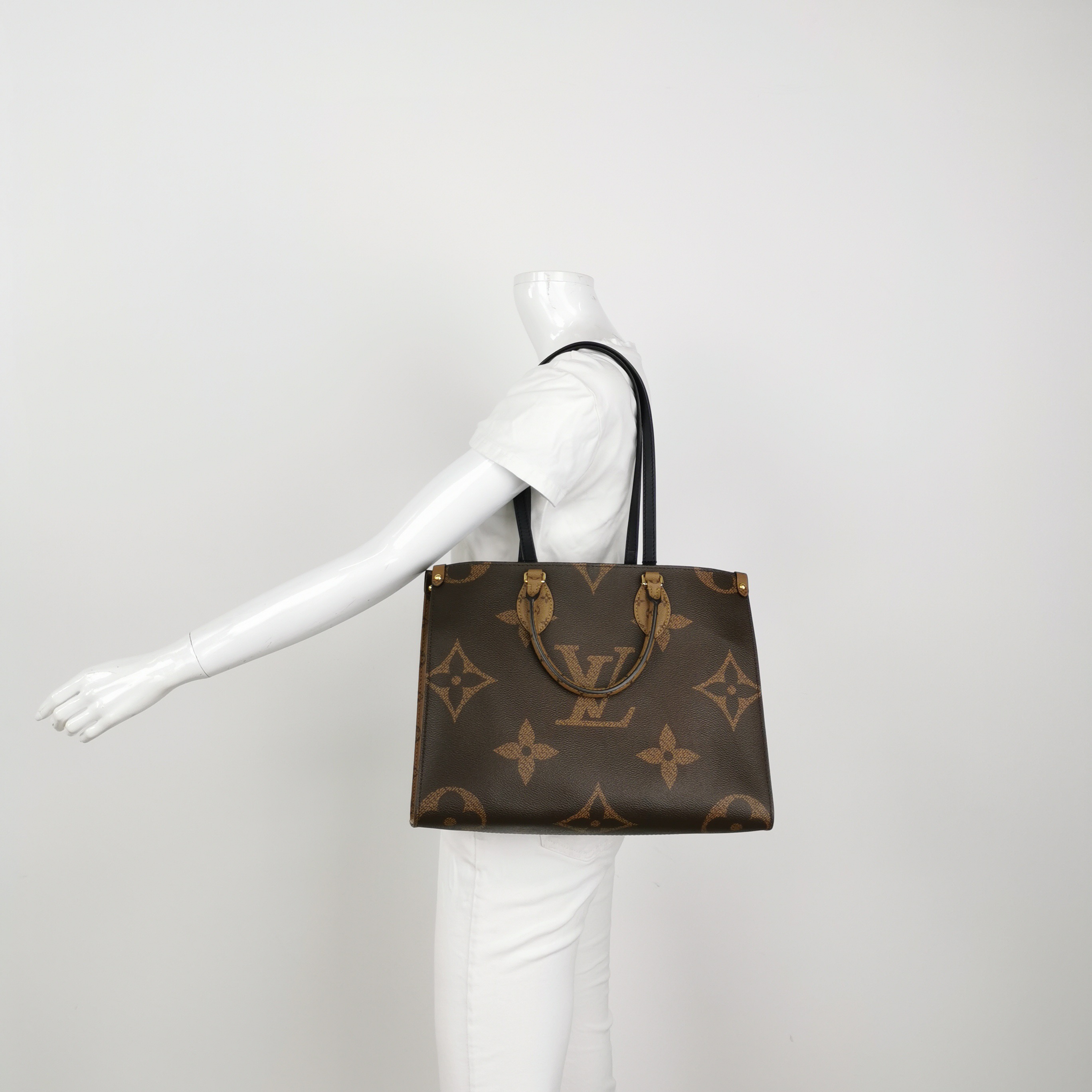 Louis Vuitton(LV) OnTheGo Tote Reverse Monogram Giant MM — alternate view