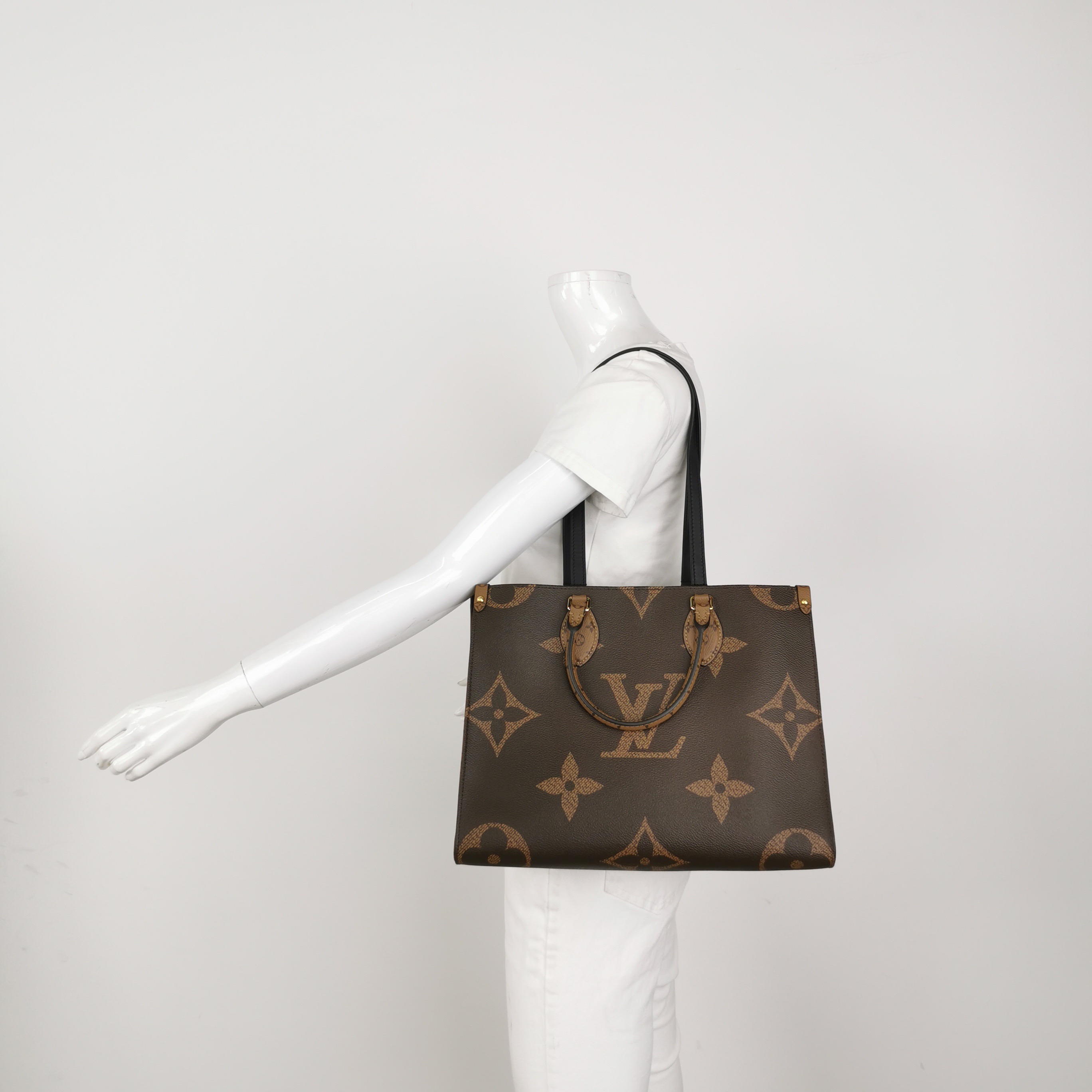 Louis Vuitton(LV) OnTheGo Tote Reverse Monogram Giant MM — alternate view