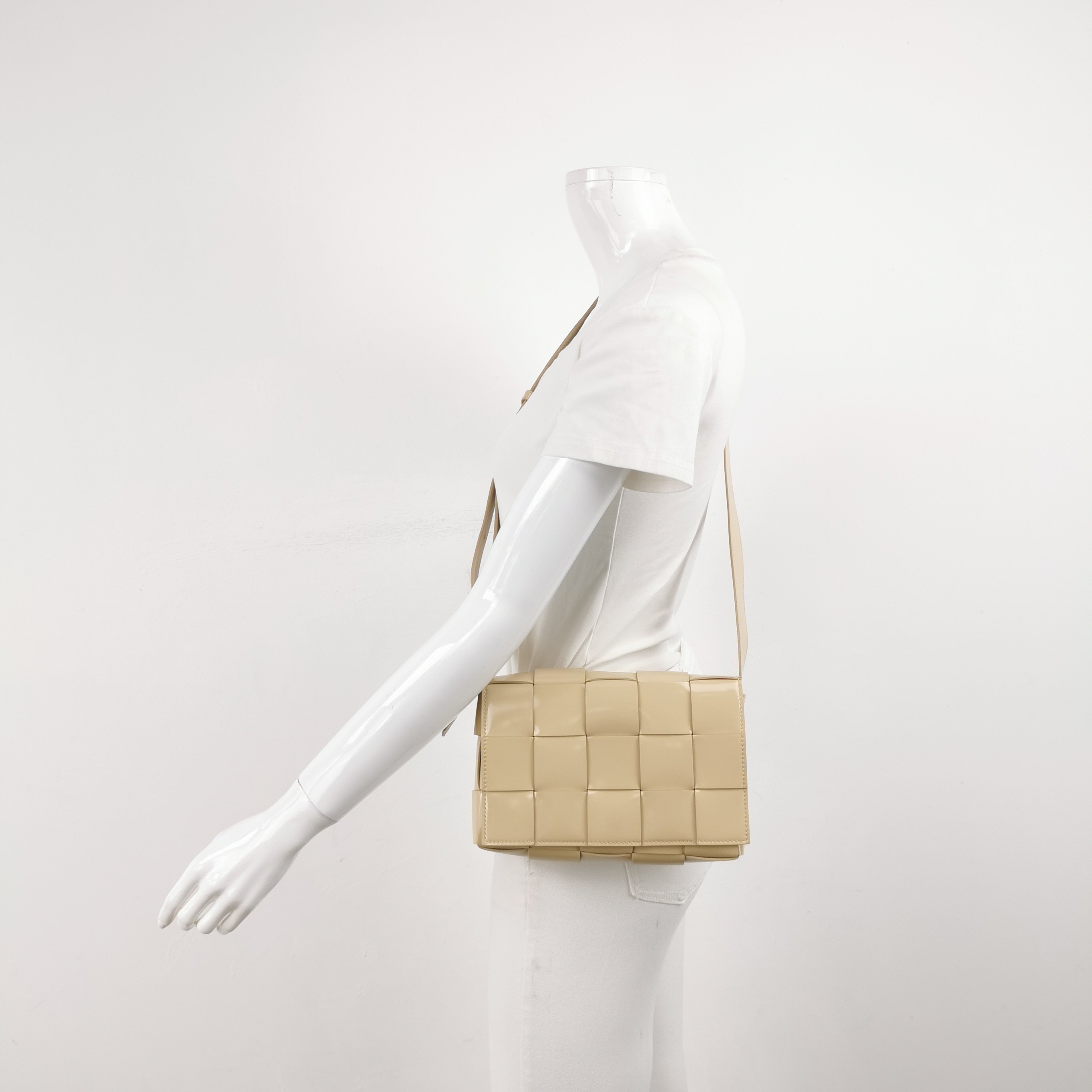 Bottega Veneta(BV) Cassette Crossbody Bag Maxi Intrecciato Leather Small — alternate view
