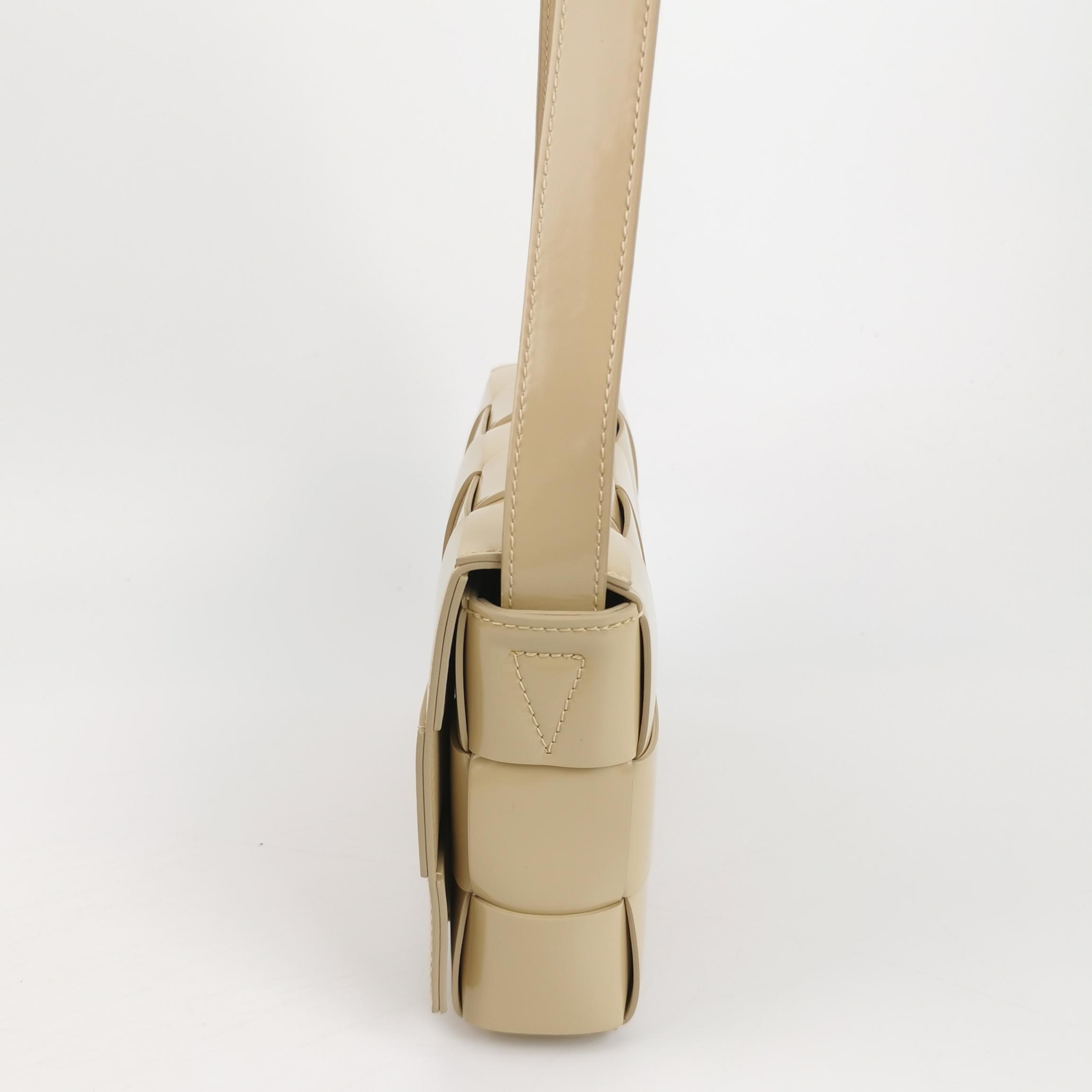 Bottega Veneta(BV) Cassette Crossbody Bag Maxi Intrecciato Leather Small