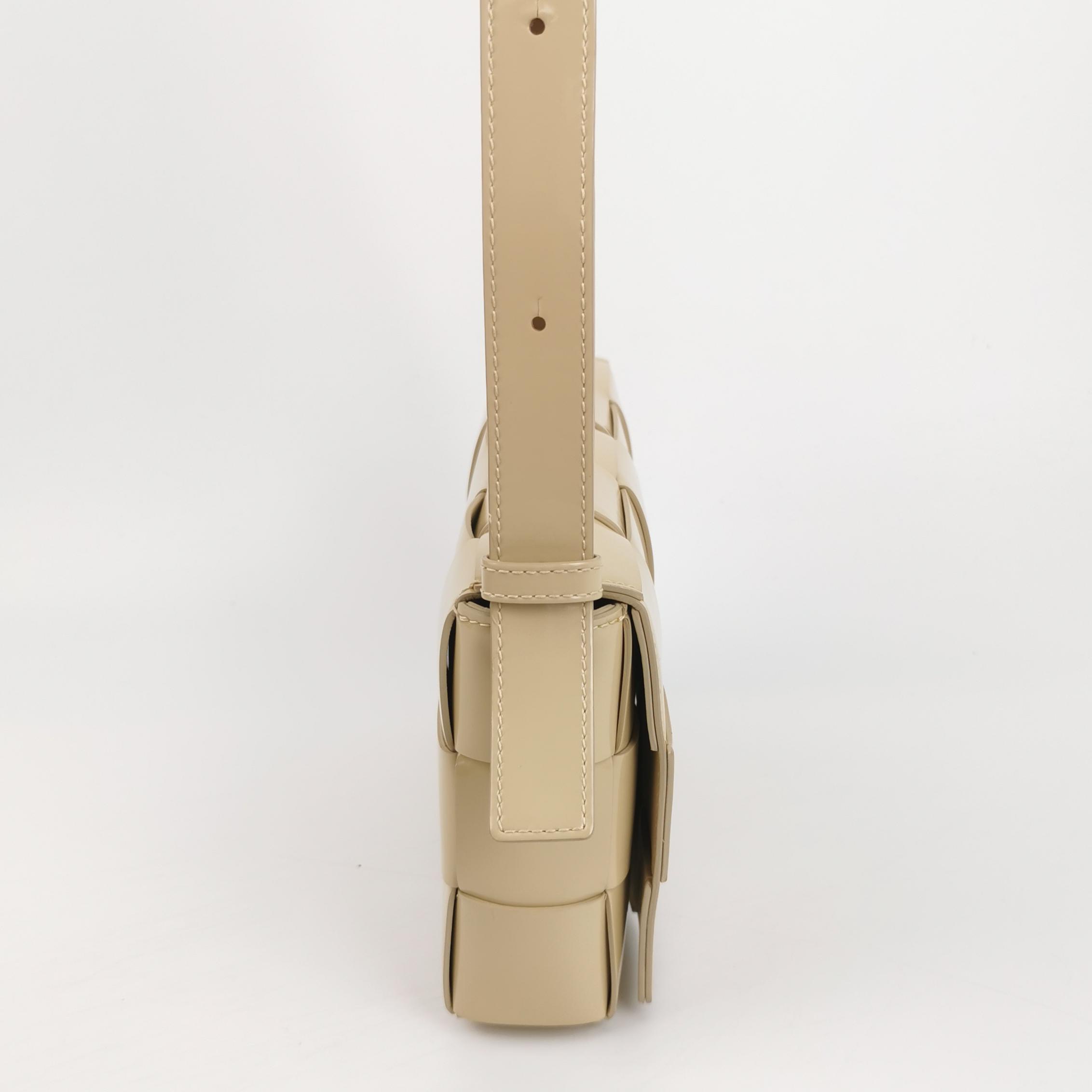 Bottega Veneta(BV) Cassette Crossbody Bag Maxi Intrecciato Leather Small