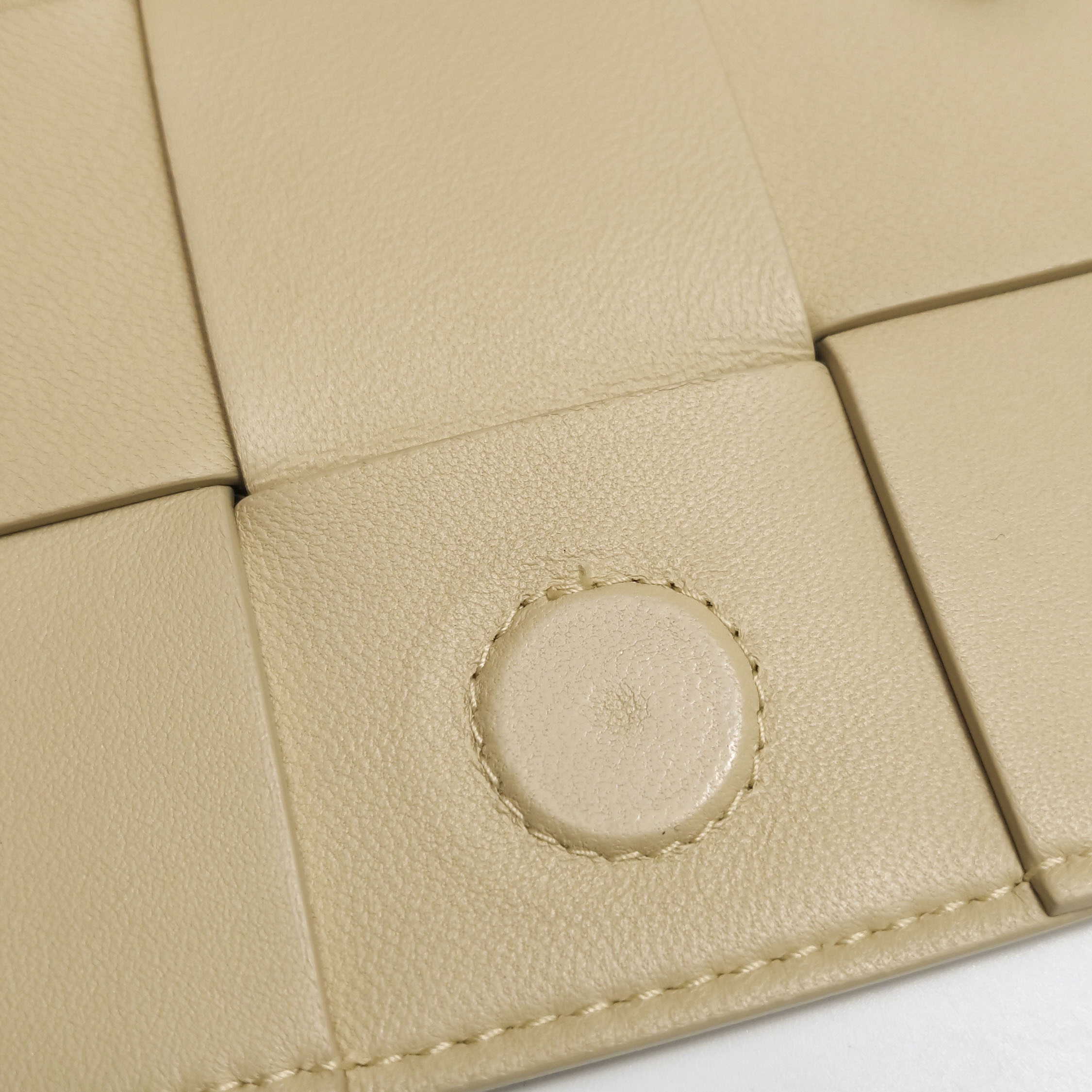 Bottega Veneta(BV) Cassette Crossbody Bag Maxi Intrecciato Leather Small