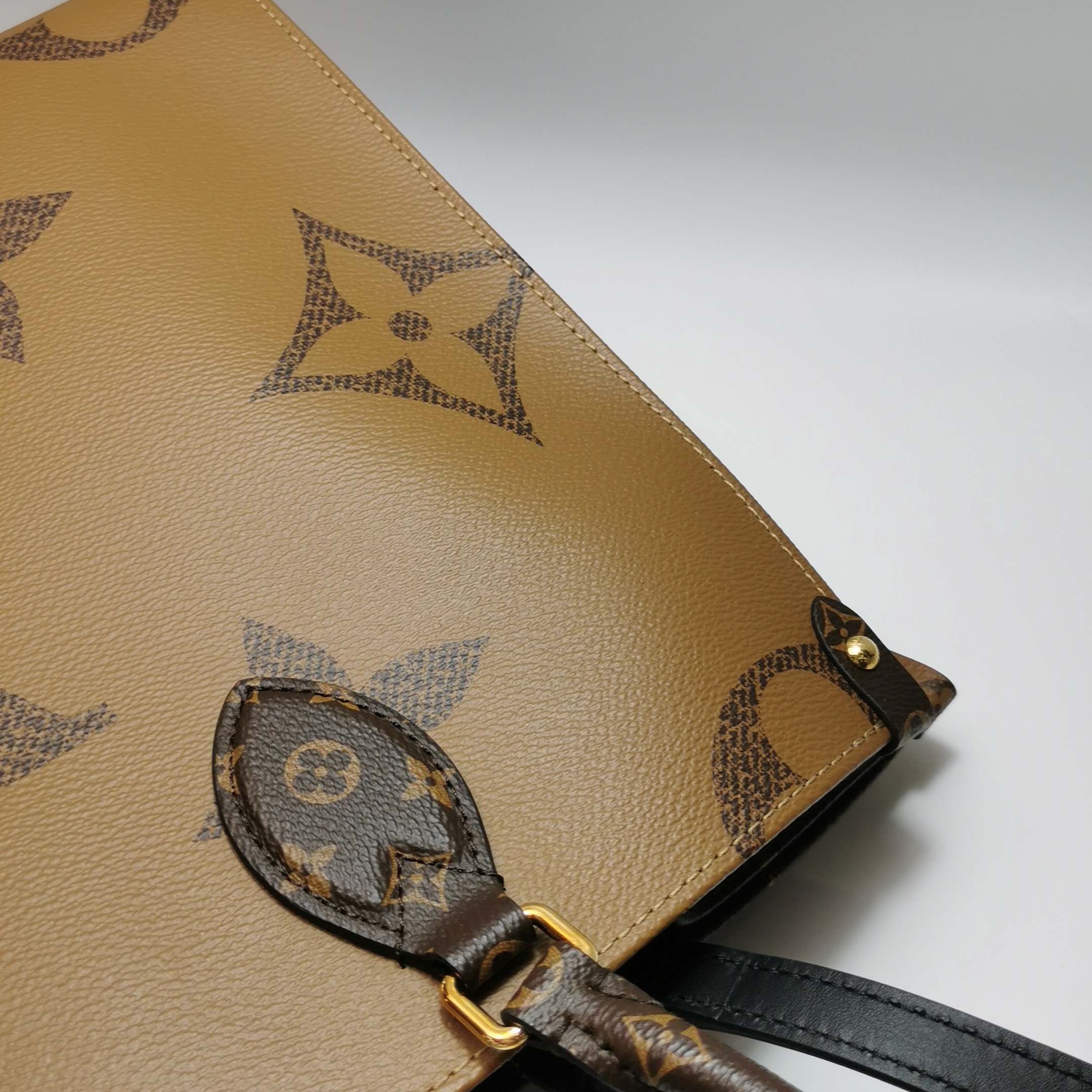 Louis Vuitton(LV) OnTheGo Tote Reverse Monogram Giant MM — photo 11 of 15