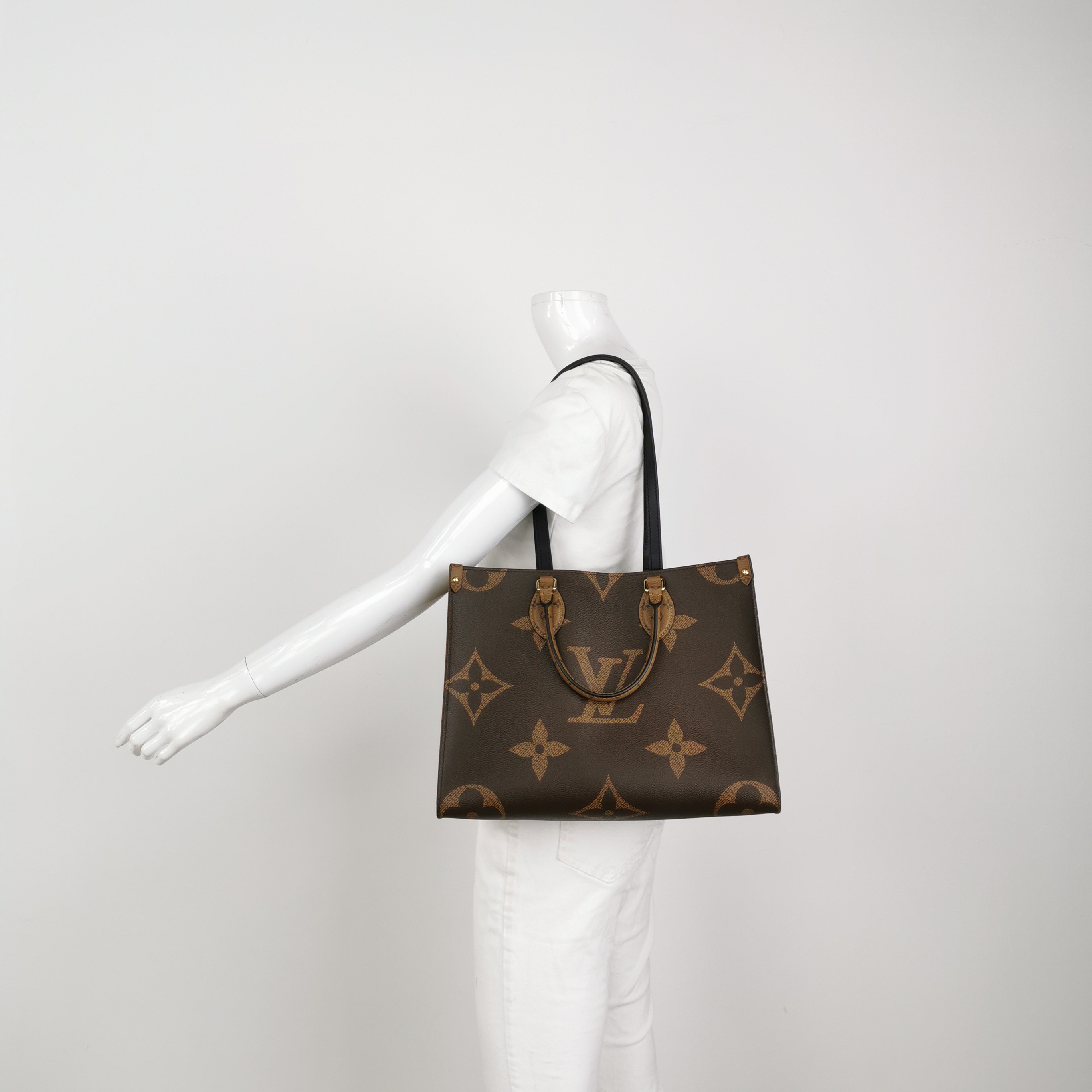 Louis Vuitton(LV) OnTheGo Tote Reverse Monogram Giant MM — alternate view