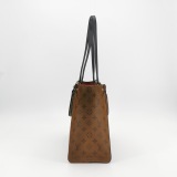 Louis Vuitton(LV) OnTheGo Tote Reverse Monogram Giant MM — thumbnail 4