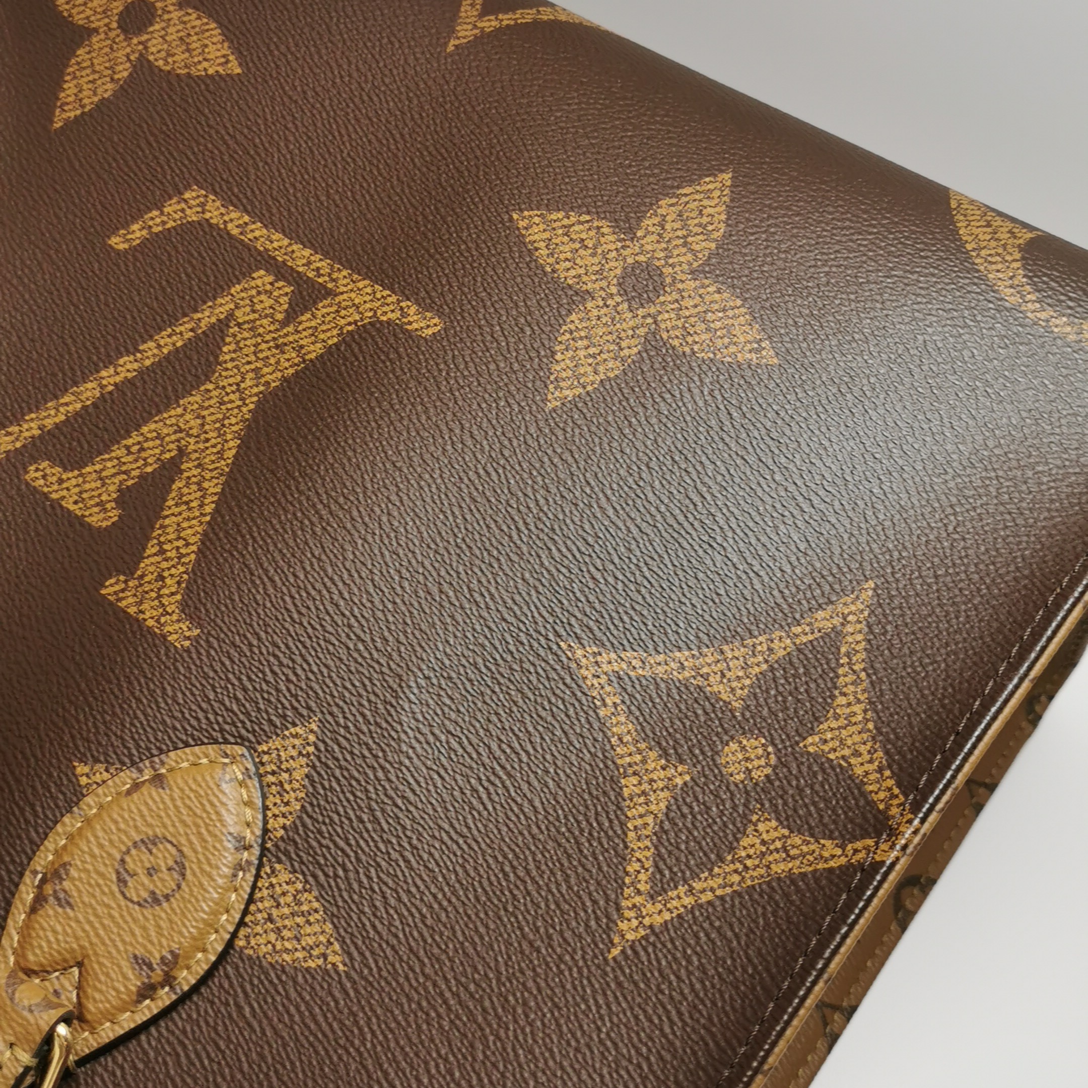 Louis Vuitton(LV) OnTheGo Tote Reverse Monogram Giant MM — photo 13 of 15