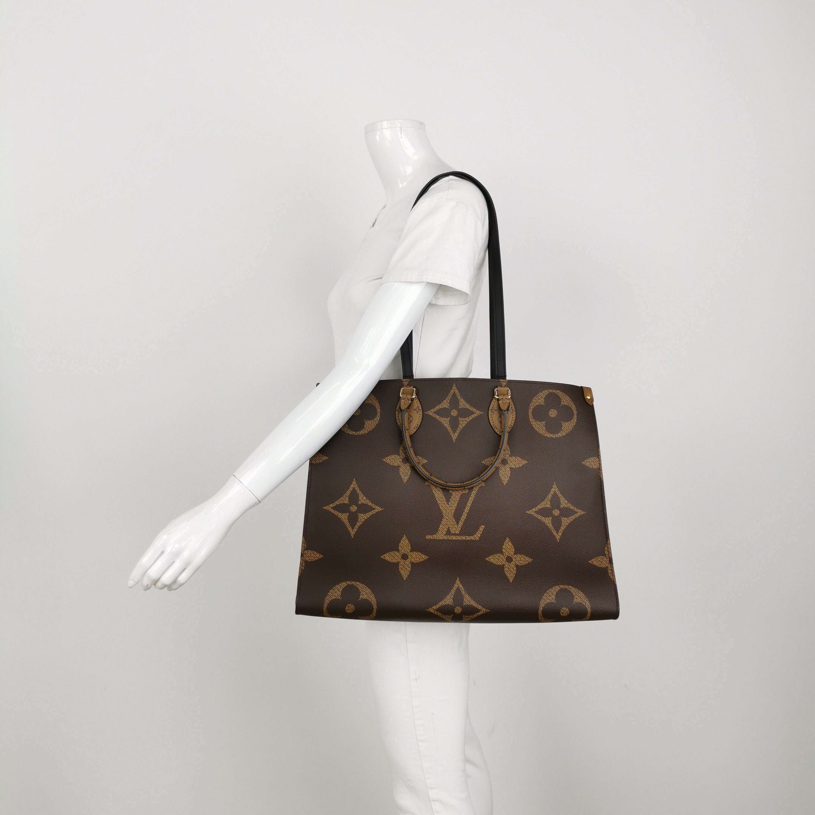 Louis Vuitton(LV) OnTheGo Tote Reverse Monogram Giant GM — alternate view