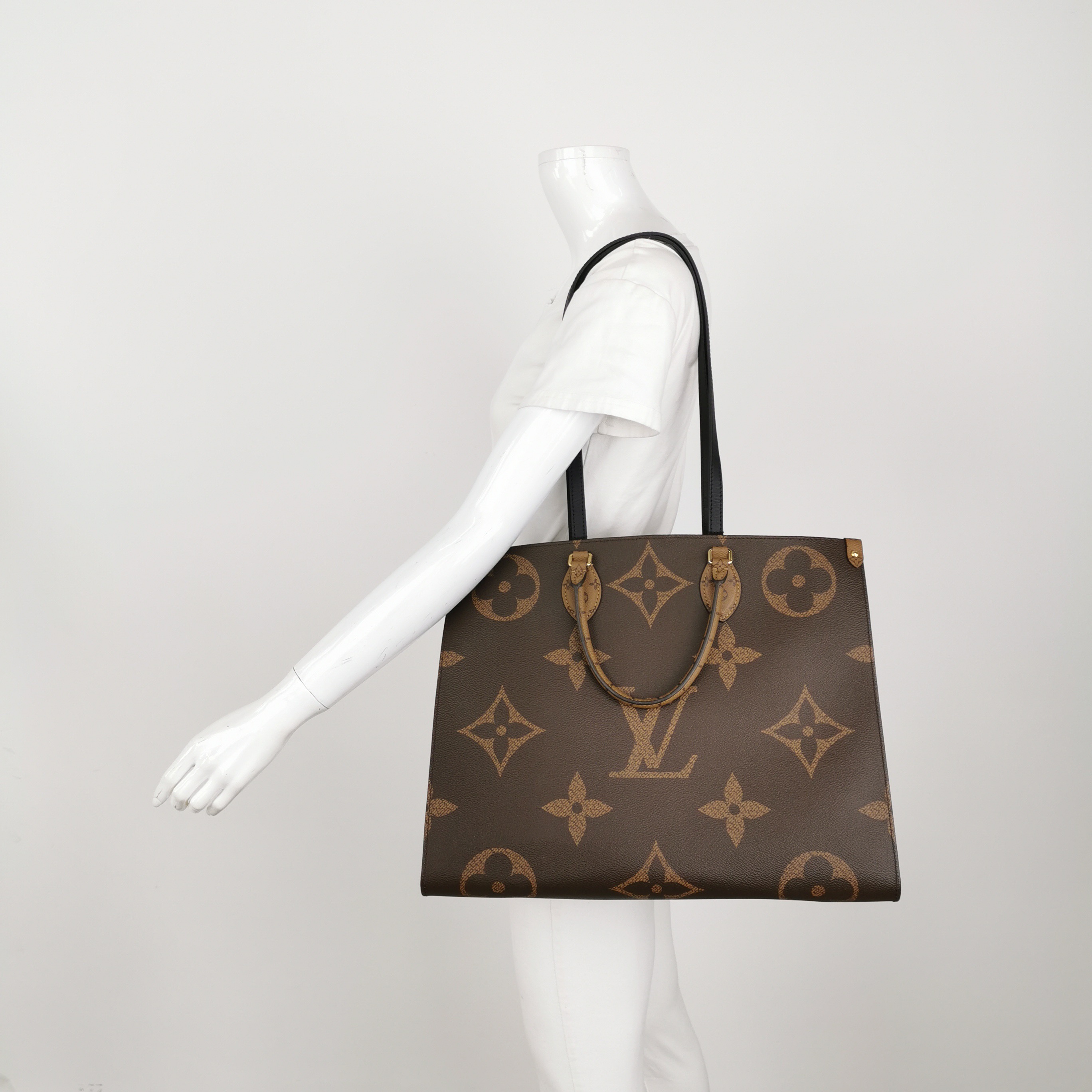 Louis Vuitton(LV) OnTheGo Tote Reverse Monogram Giant GM — alternate view