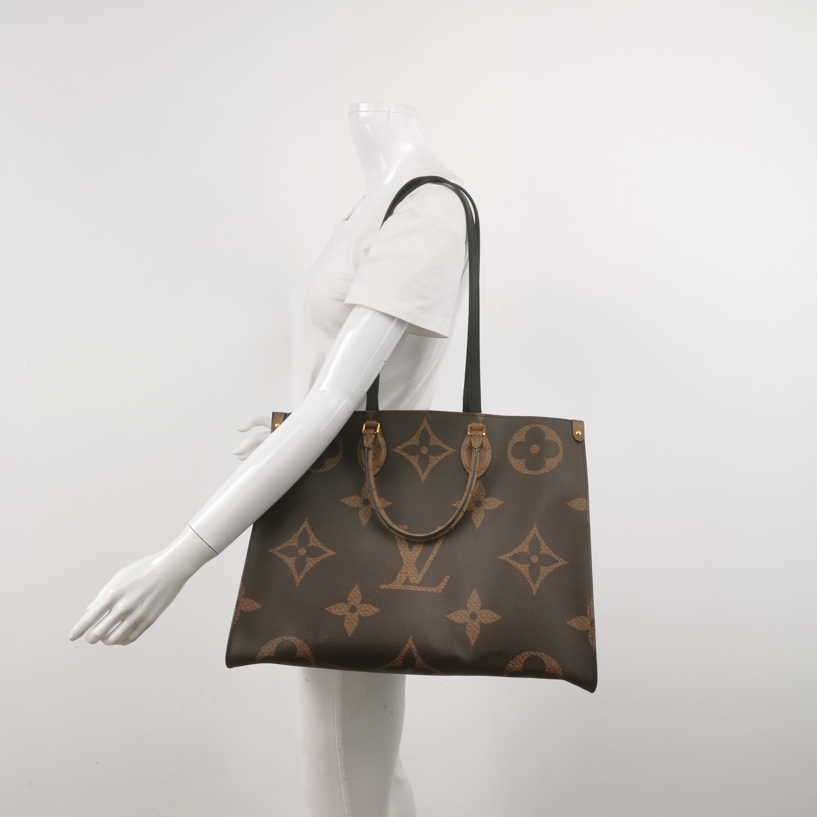Louis Vuitton(LV) OnTheGo Tote Reverse Monogram Giant GM — alternate view