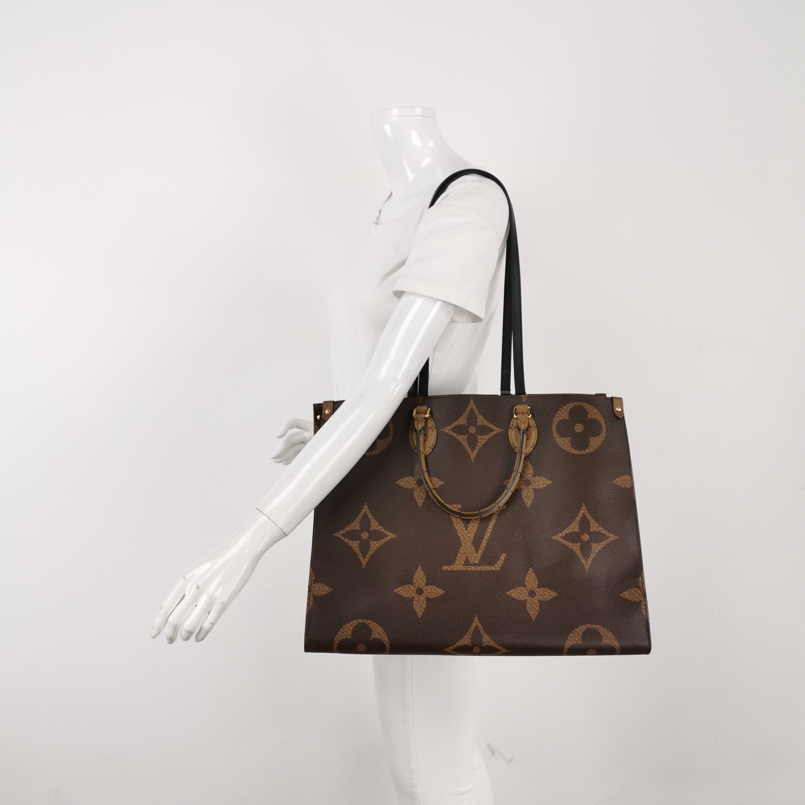 Louis Vuitton(LV) OnTheGo Tote Reverse Monogram Giant GM — alternate view