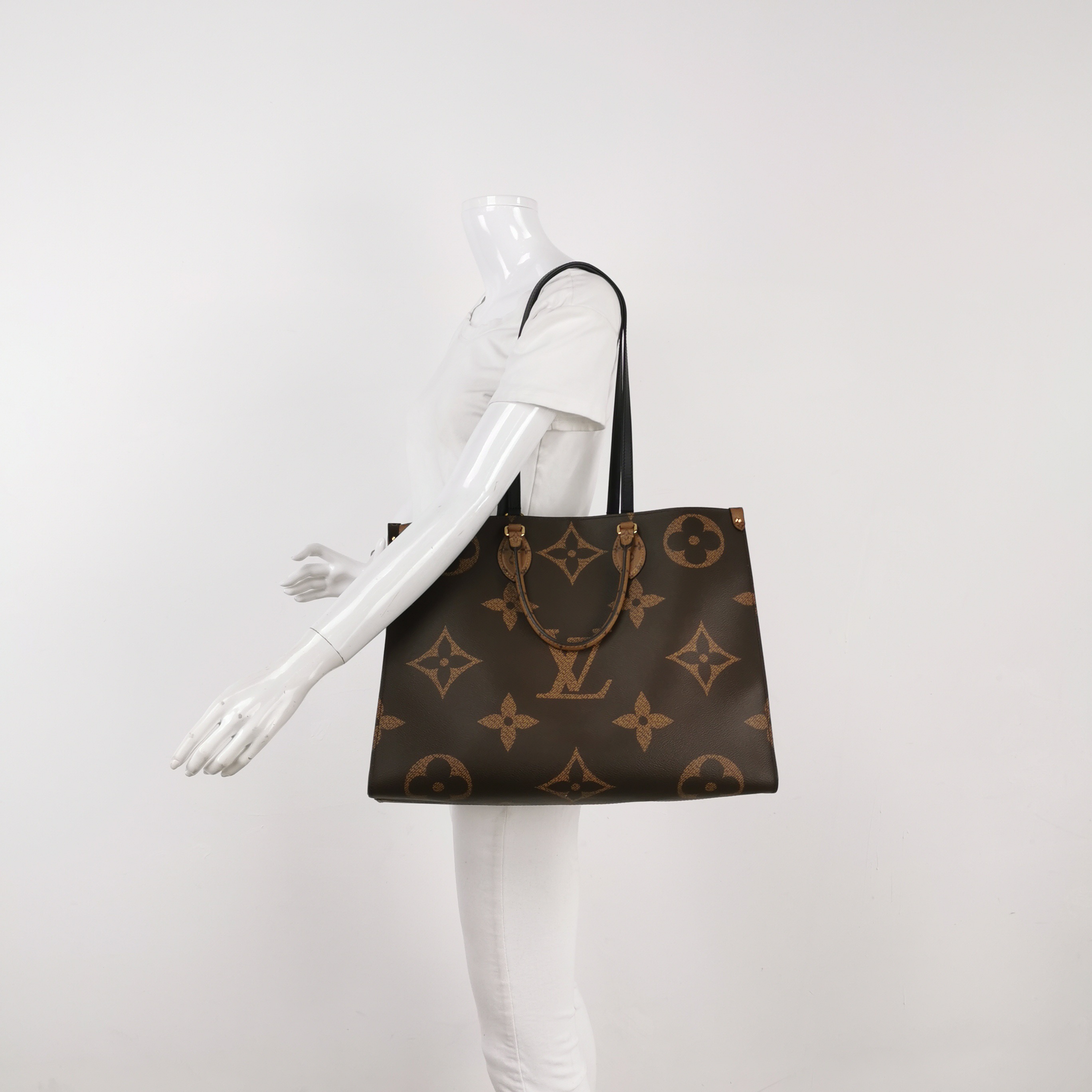 Louis Vuitton(LV) OnTheGo Tote Reverse Monogram Giant GM — alternate view