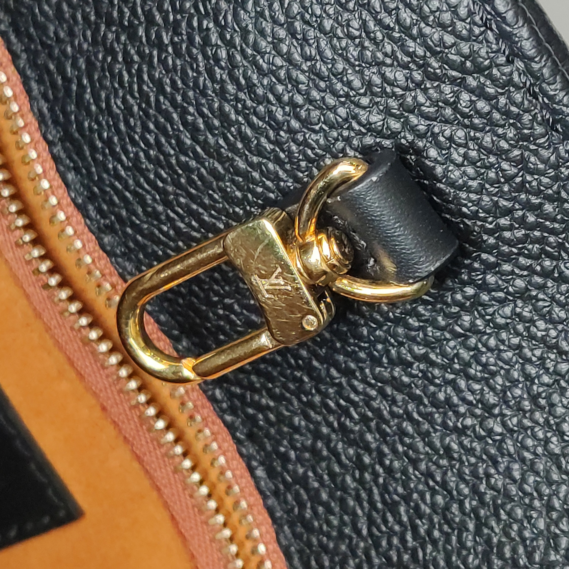 Louis Vuitton(LV) OnTheGo Tote Monogram Empreinte Giant GM — photo 9 of 16