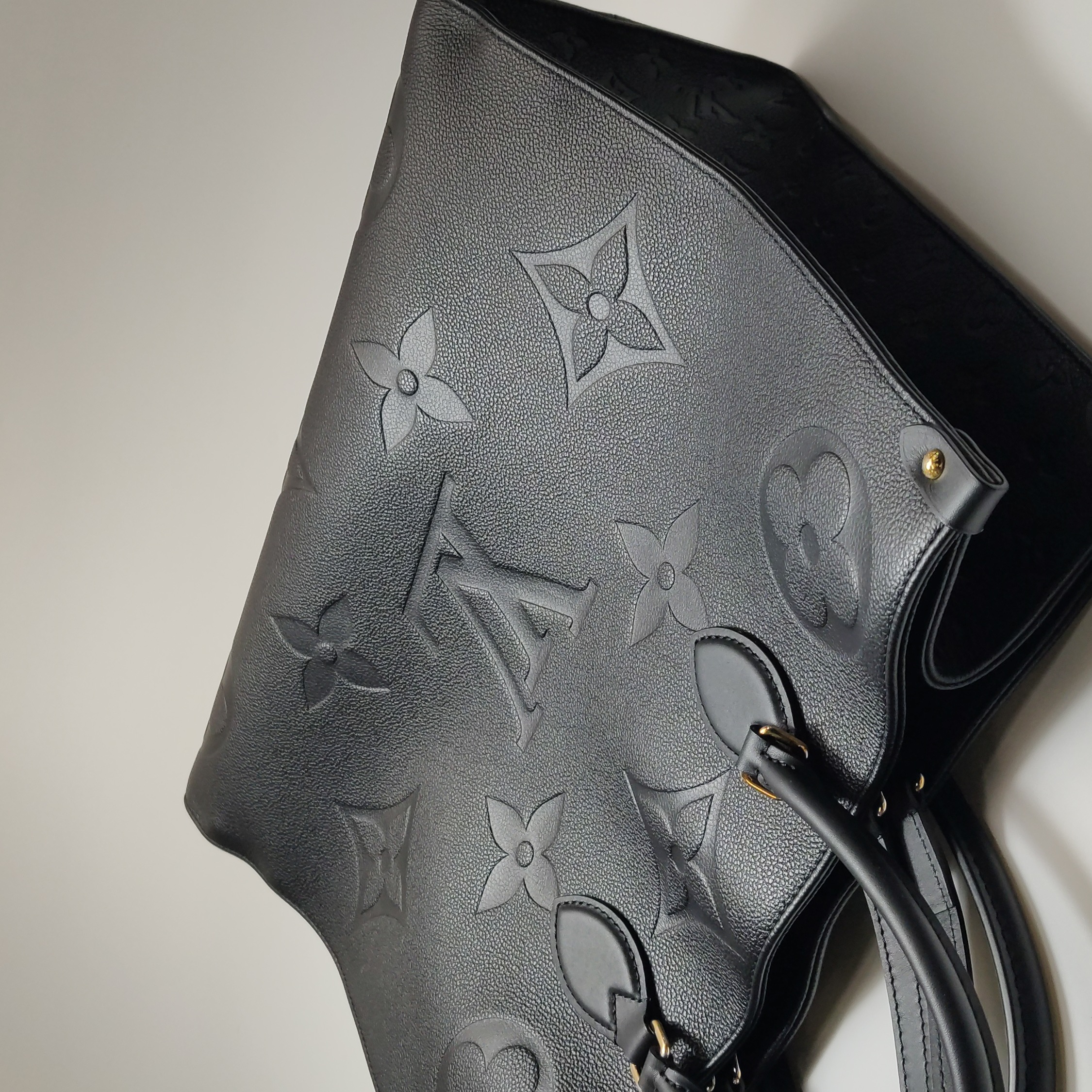 Louis Vuitton(LV) OnTheGo Tote Monogram Empreinte Giant GM — photo 15 of 16