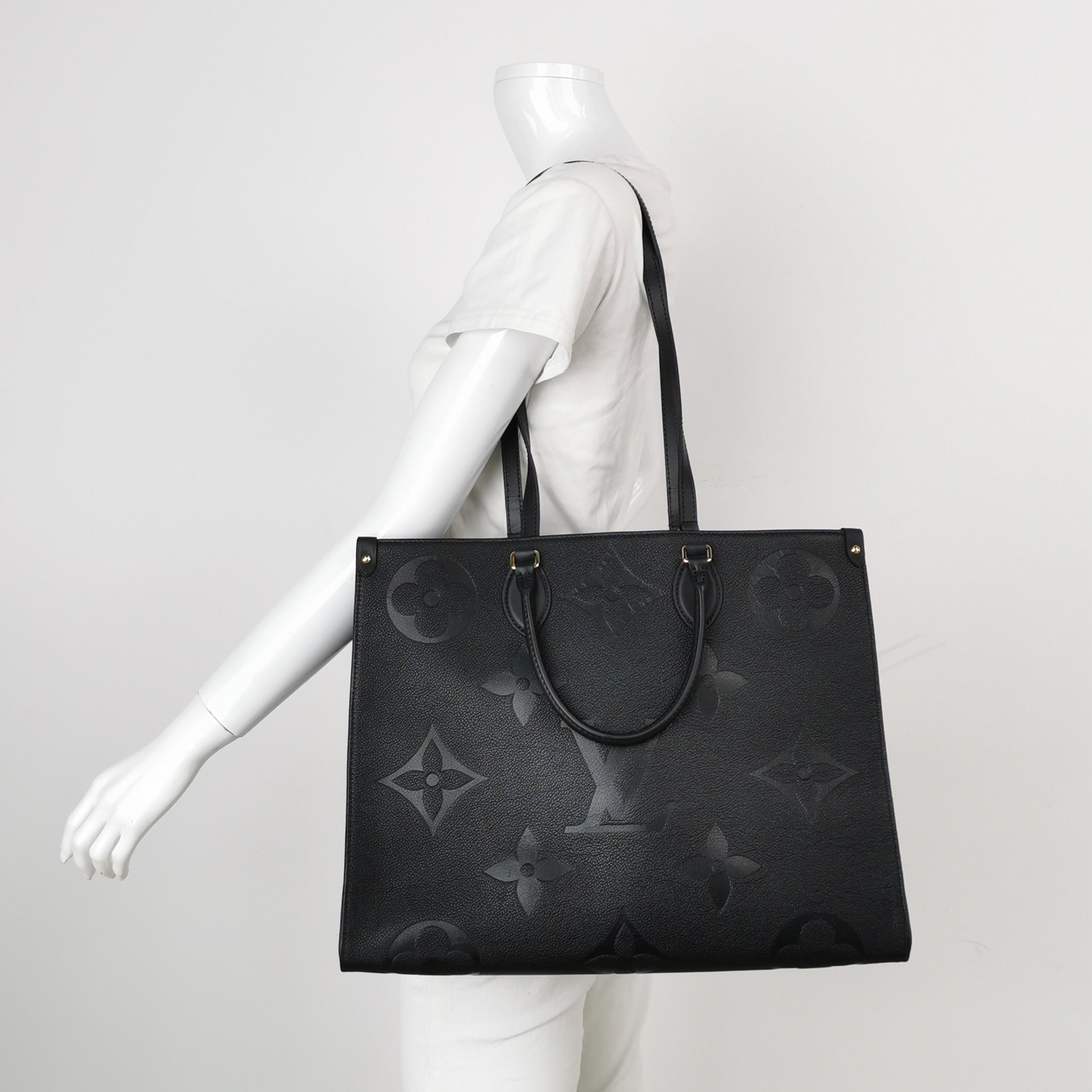 Louis Vuitton(LV) OnTheGo Tote Monogram Empreinte Giant GM — alternate view