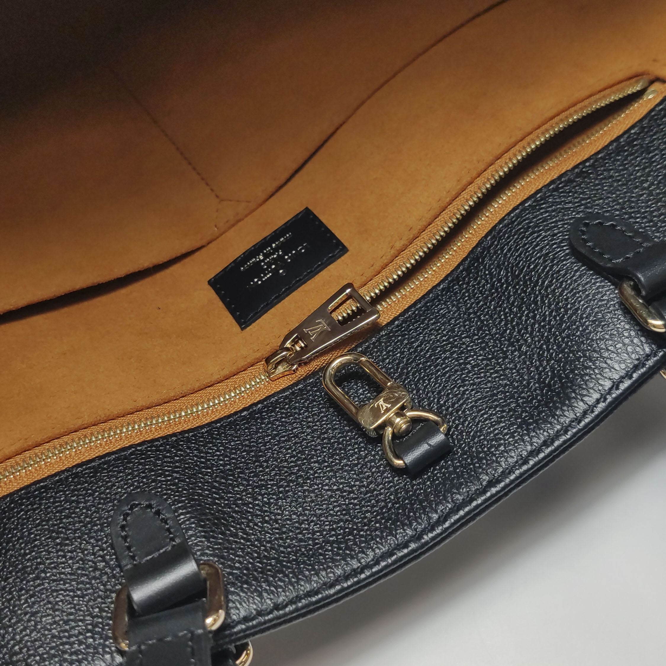 Louis Vuitton(LV) OnTheGo Tote Monogram Empreinte Giant GM — photo 9 of 15