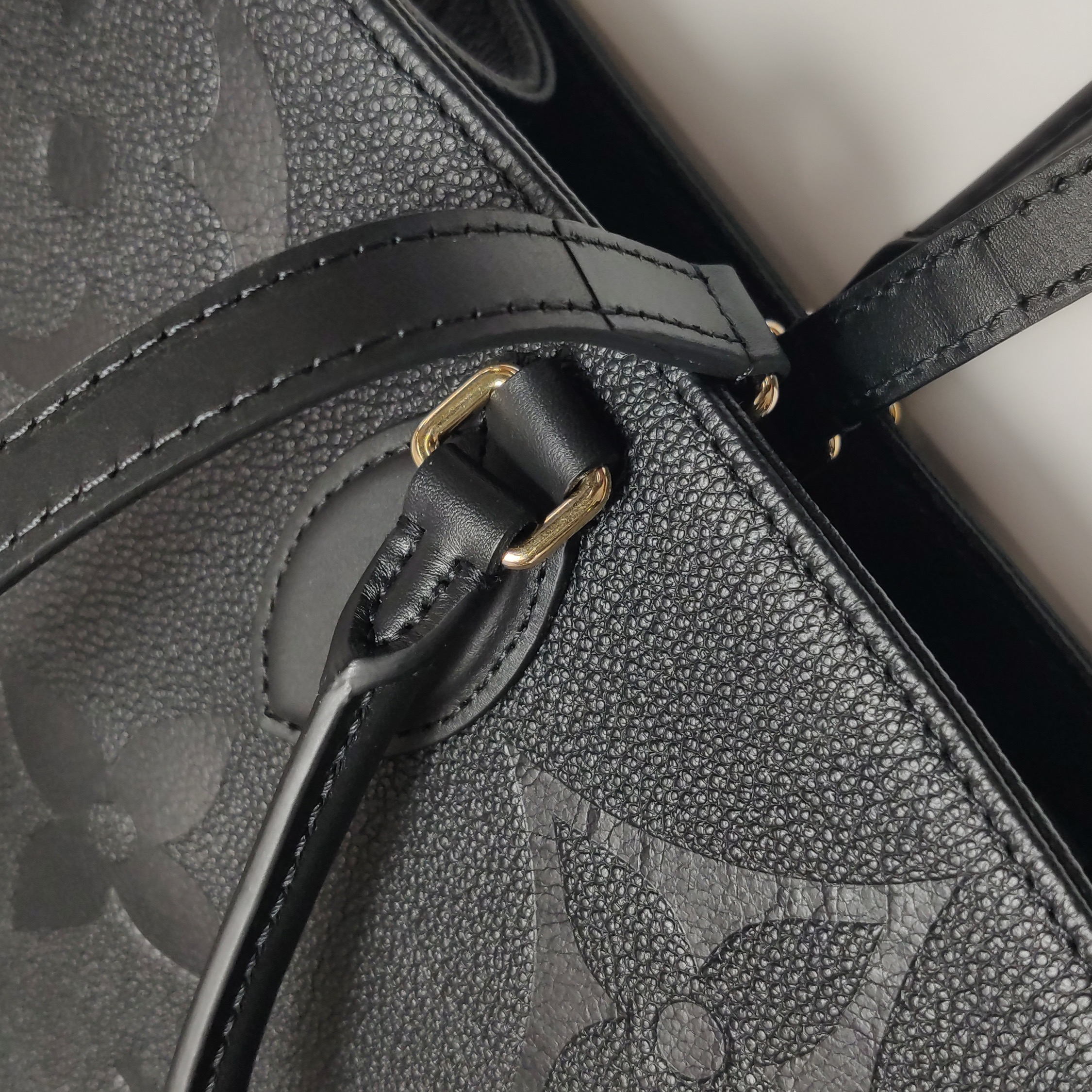 Louis Vuitton(LV) OnTheGo Tote Monogram Empreinte Giant GM — photo 12 of 15