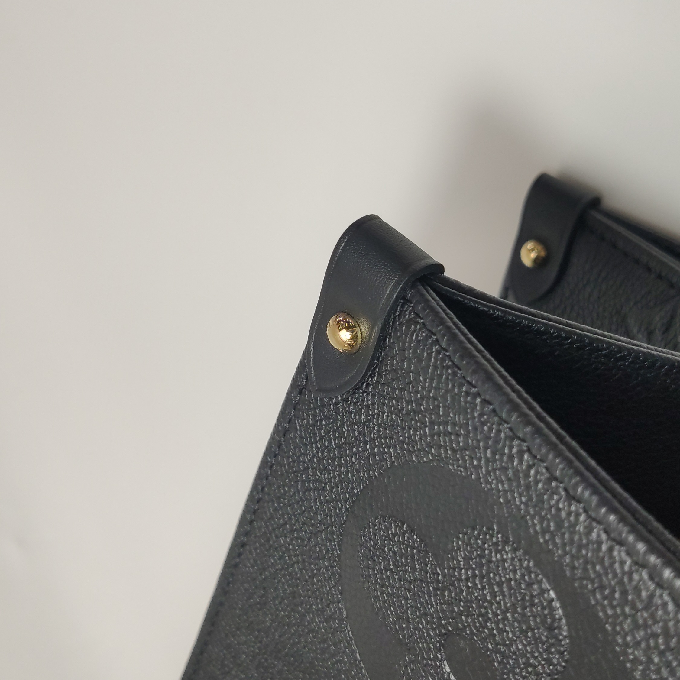 Louis Vuitton(LV) OnTheGo Tote Monogram Empreinte Giant GM — photo 10 of 15