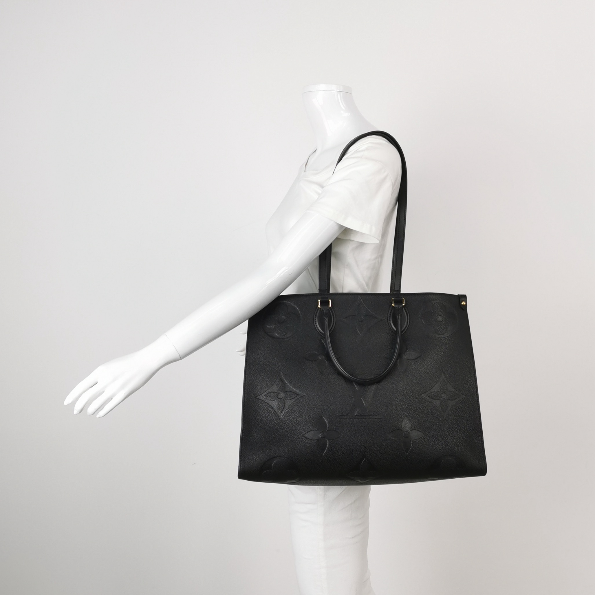 Louis Vuitton(LV) OnTheGo Tote Monogram Empreinte Giant GM — alternate view