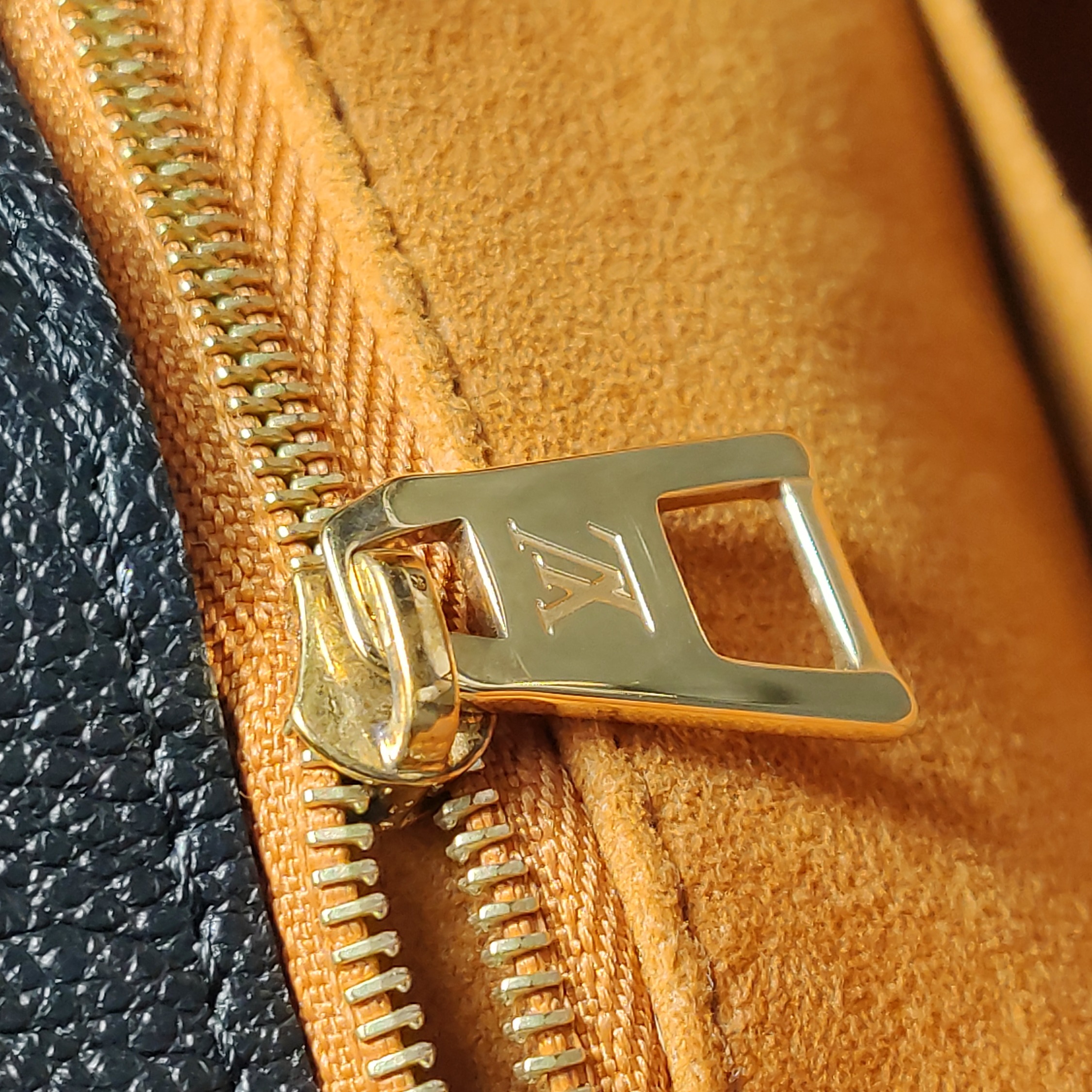 Louis Vuitton(LV) OnTheGo Tote Monogram Empreinte Giant GM — photo 10 of 15
